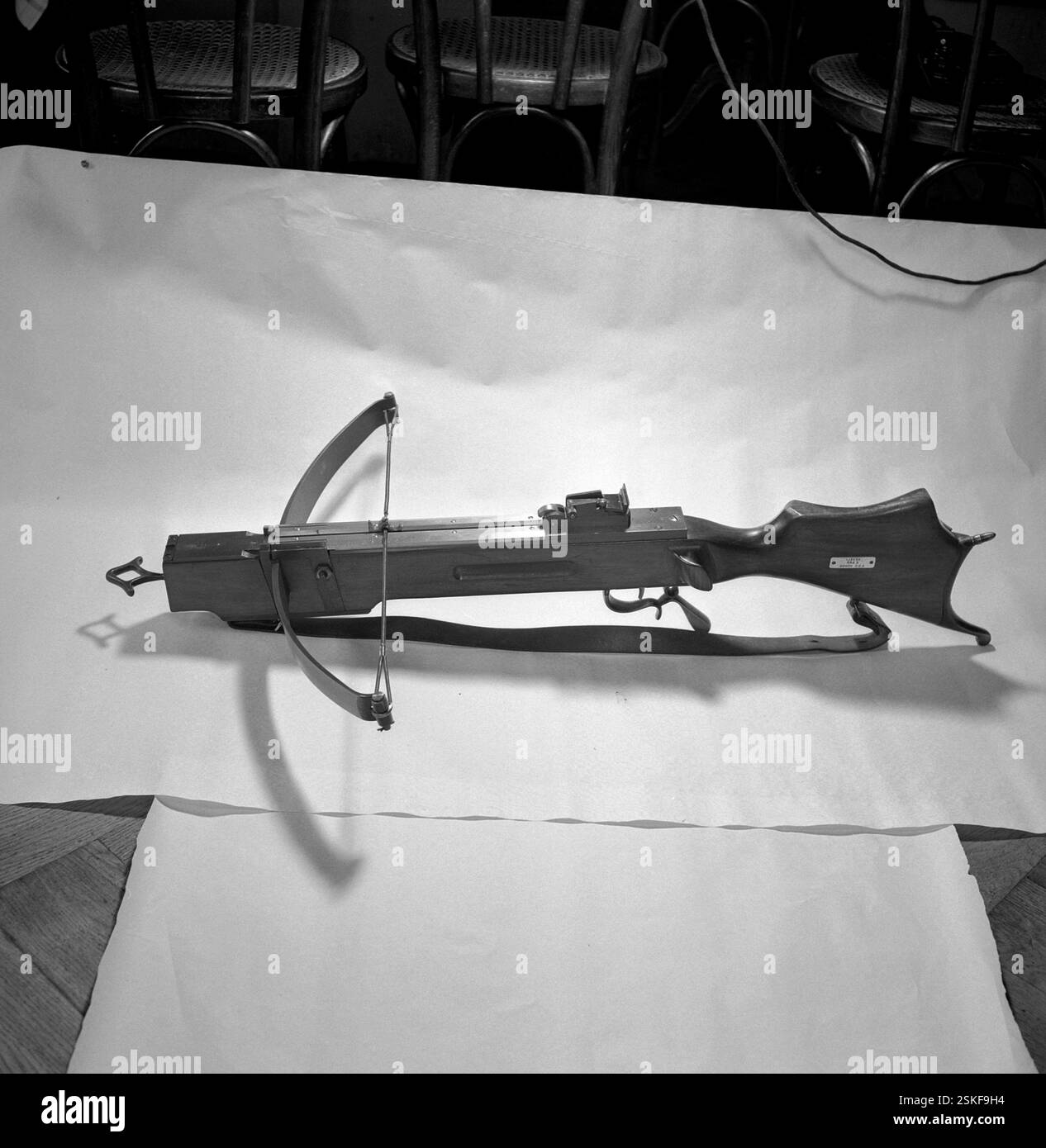 Auf Schweizer Kreuz, Schweizerkreuz#sulla croce svizzera-- Ordonnanz-Armbrust, Eigentum von Herrn Baer; Zürich 1949#balestra ordinata, proprietà del signor Baer; Zurigo 1949- RDB BY DUKAS Foto Stock