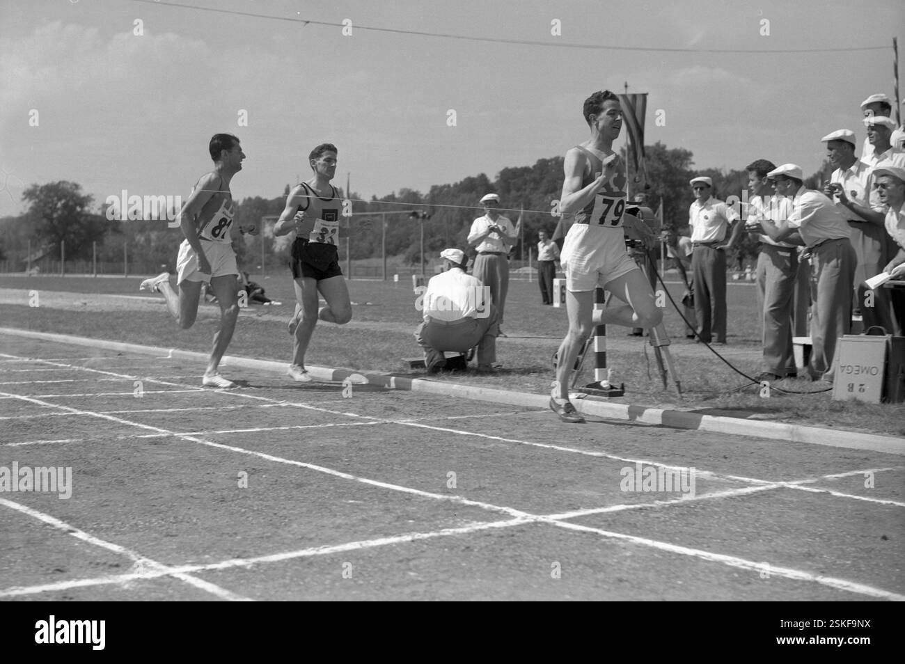--- Leichtathletik-SM 1949 Genf, finale 800m: Streuli (79) siegt#Swiss Championships 1949 Ginevra, finali 800m: Streuli (79) vince- RDB DI DUKAS Foto Stock