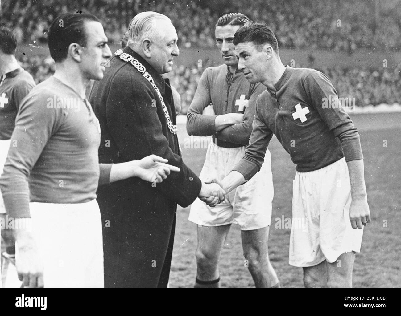 --- Länderspiel Schottland- Schweiz, Glasgow, 1946: Capitano Amado, Lord Provost von Glasgow, Andreoli, Maillard#amichevole Scozia - Svizzera, Glasgow, 1946: Capitano Amado, Lord Provost DI Glasgow, Andreoli, Maillard- RDB DI DUKAS Foto Stock