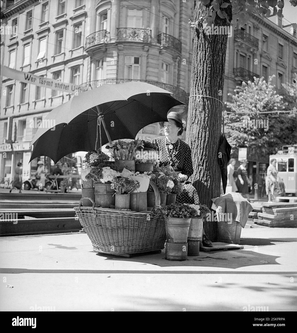 --- Blumenverkäuferin an der Bahnhofstrasse in Zürich, 1947#Flower seller at the Bahnhofstrasse in Zürich, 1947- RDB BY DUKAS Foto Stock