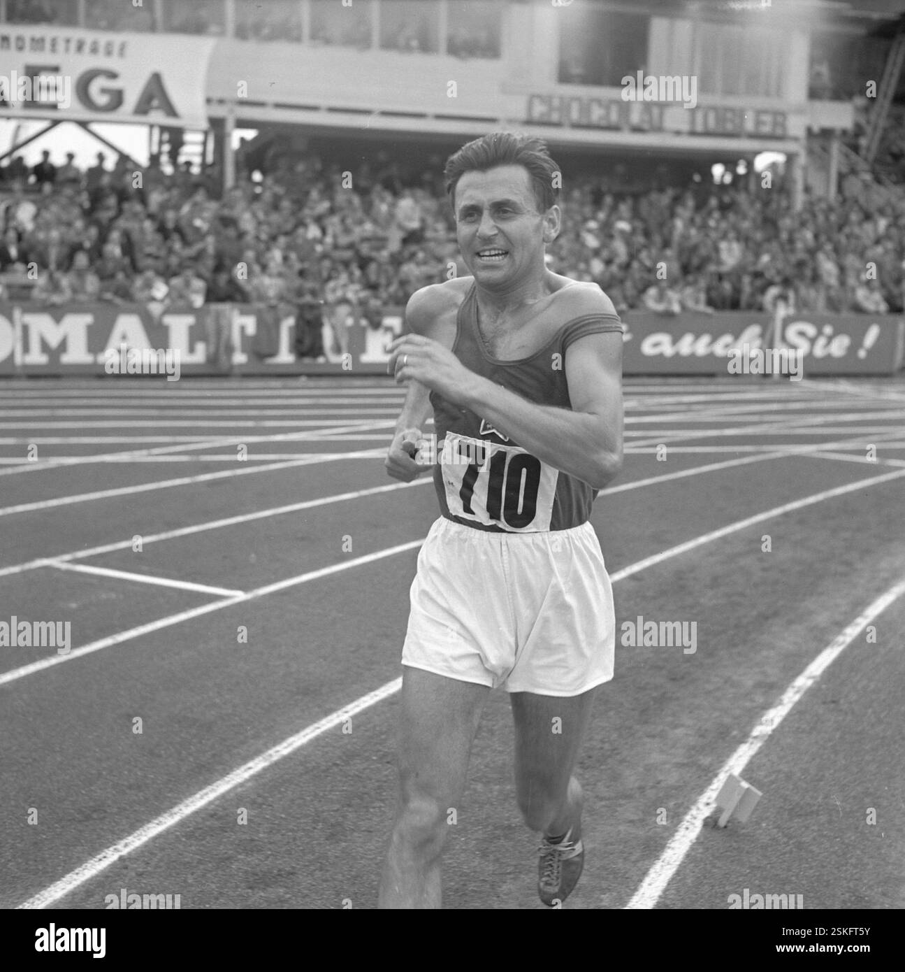 --- Leichtathletik-EM 1954 Bern, Final 10km Gehen: Josef Dolezal siegt#Athletics ECH 1954 Berne, finals 10 km walk: Josef Dolezal wins- RDB BY DUKAS Foto Stock