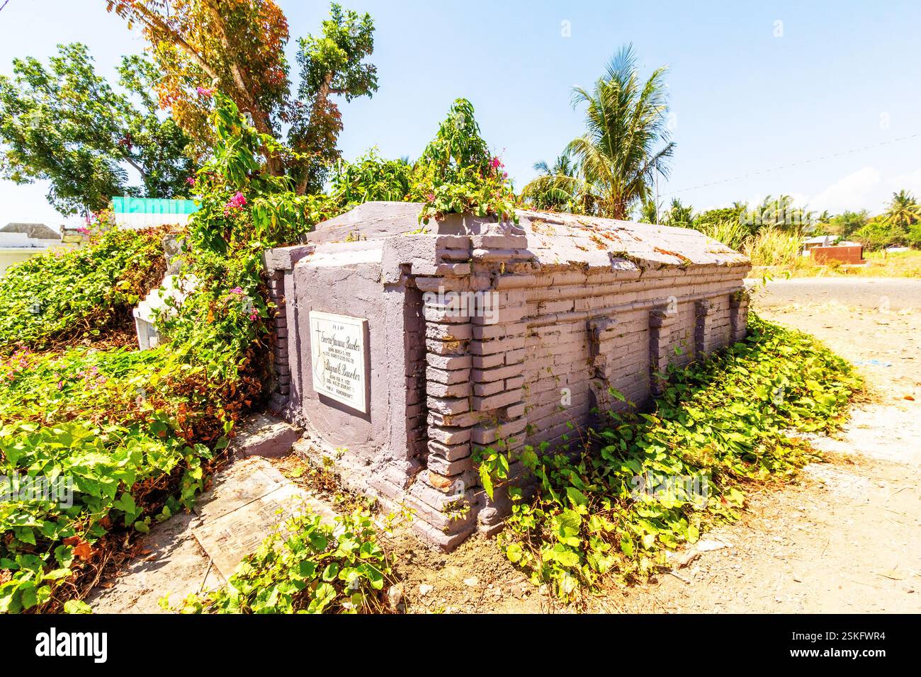 Tomba in mattoni di epoca coloniale con pareti intemprate in un cimitero di Iloilo nelle Filippine Foto Stock