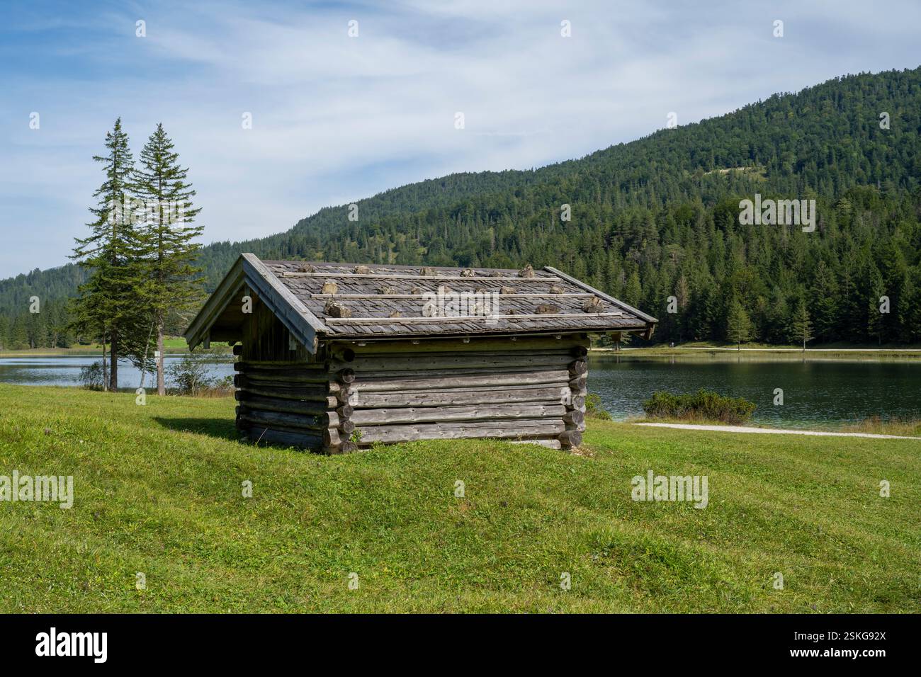 Capanna sul lago Ferchensee, Mittenwald Foto Stock