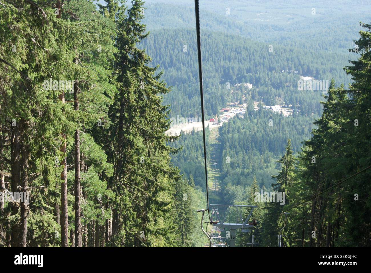 Giro in funivia sulla lussureggiante valle verde con stazione sciistica annidata tra le montagne. Splendide viste panoramiche del paesaggio circostante. Evoca s Foto Stock