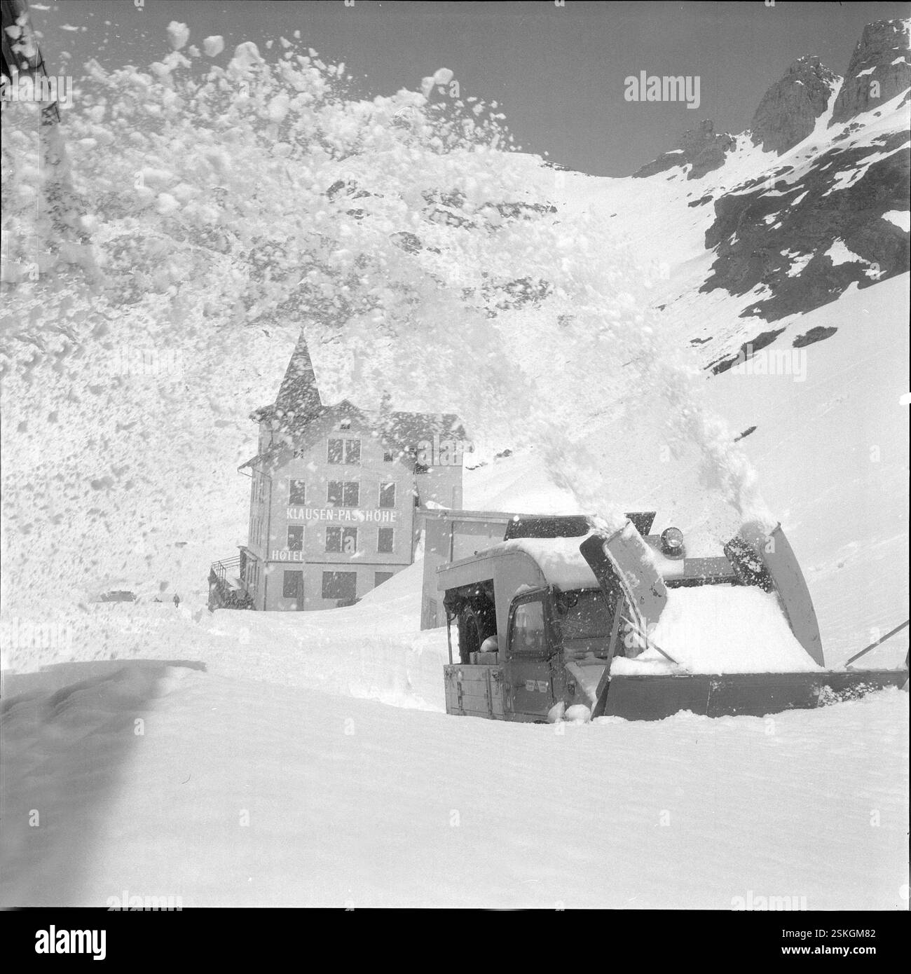 Im Hintergrund das Hotel Klausen-Passhöhe#sullo sfondo l'Hotel Klausen-Passhöhe-- Schneefräse am Klausenpass, 1960#soffiatore di neve sulla strada del passo di Klausen, 1960- RDB BY DUKAS Foto Stock