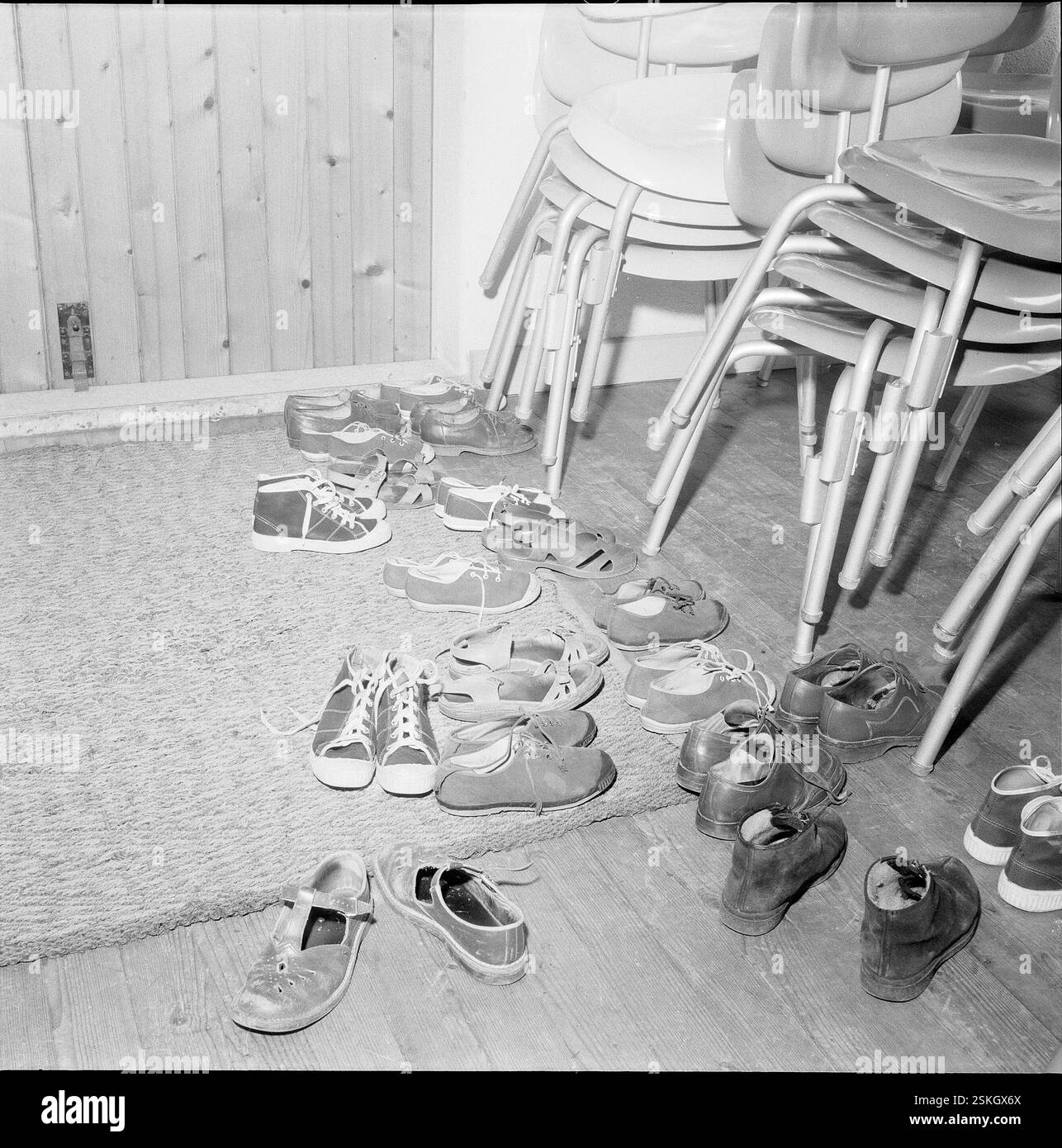 --- Freiluftschule, Waldschule Zürich 1958. Stapel von Stühlen, Kinderschuhe#Outdoor School, Zurigo 1958: Scarpe per bambini e un mucchio di sedie- RDB DI DUKAS Foto Stock