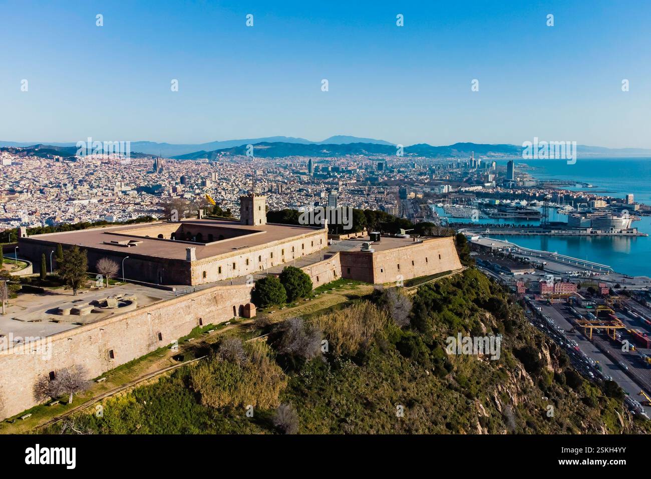 Castello di Montjuic a Barcellona, spettacolare vista aerea del castello, mura con la città sullo sfondo. Foto Stock