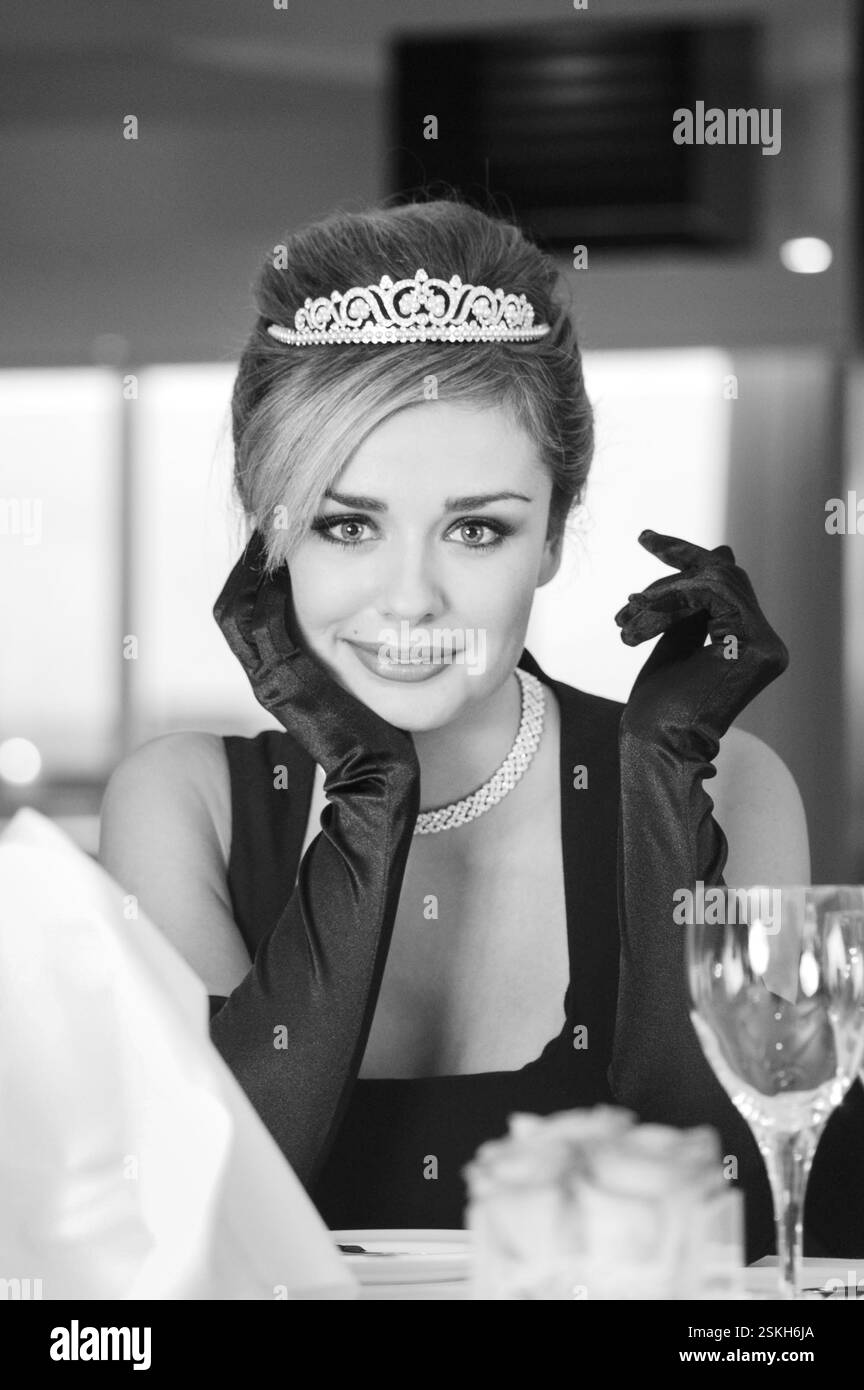 KATHERINE JENKINS, CINEMA ICON RITRATTO, 2005: Cantante d'opera e star della TV Katherine Jenkins che interpreta Audrey Hepburn nel ruolo dell'iconica Holly Golightly in Breakfast at Tiffanys, 24 ottobre 2005. Figura: ROB WATKINS. INFO: Katherine Jenkins è un mezzosoprano crossover classico gallese noto per la sua voce potente e le sue performance accattivanti. Salendo alla fama nei primi anni '2000, fonde opera, pop e musica tradizionale, ottenendo un ampio successo con album come Premiere e Living a Dream. Foto Stock