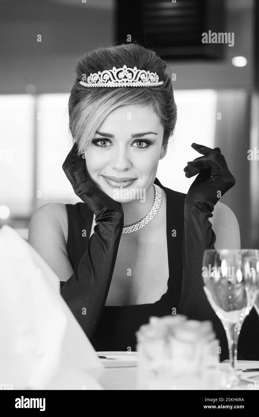 KATHERINE JENKINS, CINEMA ICON RITRATTO, 2005: Cantante d'opera e star della TV Katherine Jenkins che interpreta Audrey Hepburn nel ruolo dell'iconica Holly Golightly in Breakfast at Tiffanys, 24 ottobre 2005. Figura: ROB WATKINS. INFO: Katherine Jenkins è un mezzosoprano crossover classico gallese noto per la sua voce potente e le sue performance accattivanti. Salendo alla fama nei primi anni '2000, fonde opera, pop e musica tradizionale, ottenendo un ampio successo con album come Premiere e Living a Dream. Foto Stock