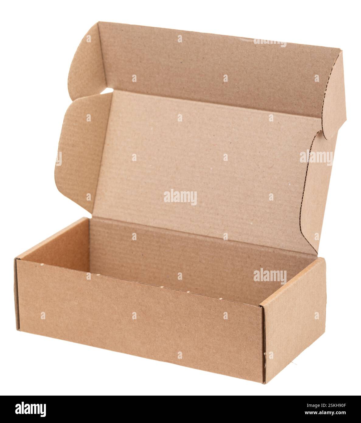 Scatola di cartone pieghevole vuota aperta utilizzata per lo stoccaggio lo spostamento o la spedizione isolata su sfondo bianco Foto Stock