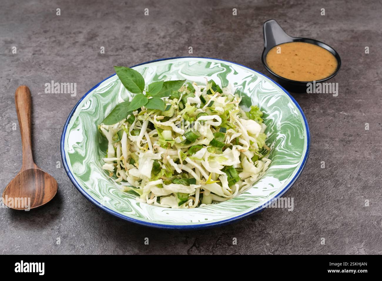 Karedok, insalata di verdure crude con salsa di arachidi, piatto tipico della Sundanese. Cibo indonesiano Foto Stock