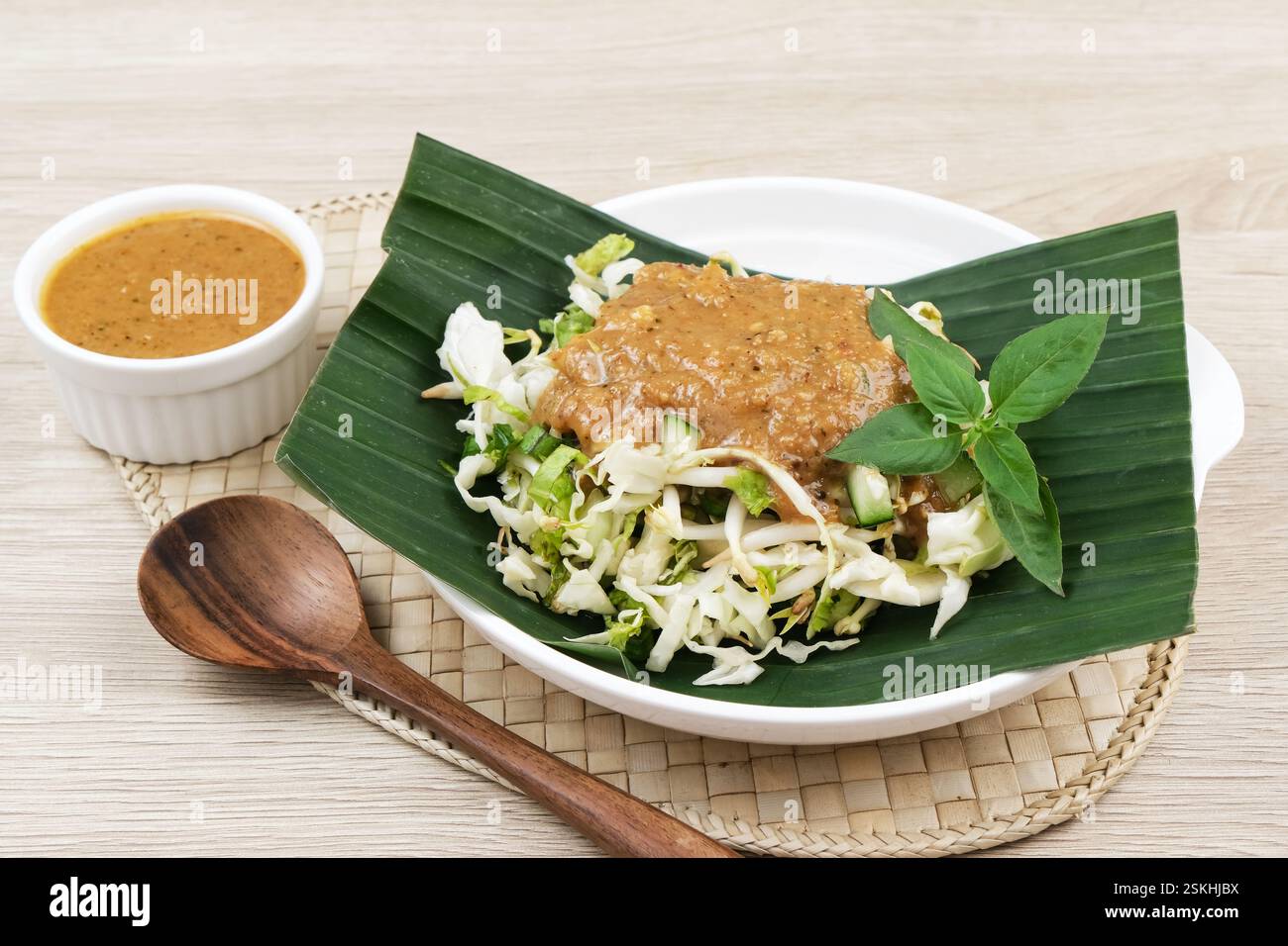 Karedok, insalata di verdure crude con salsa di arachidi, piatto tipico della Sundanese. Cibo indonesiano Foto Stock