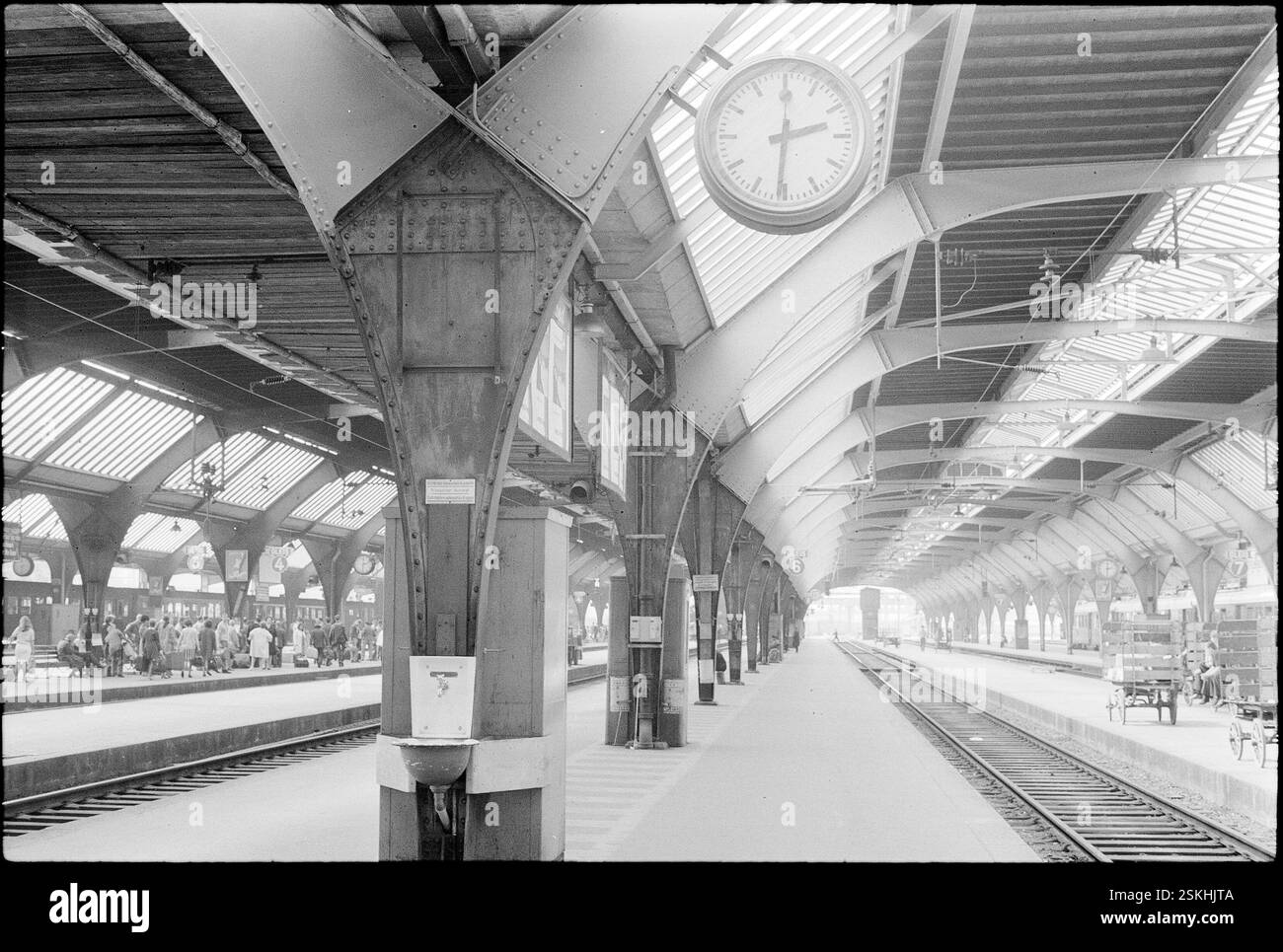 --- Zürcher Hauptbahnhof, 14 Uhr 30; 1968#stazione centrale di Zurigo 14,30 PM; 1968- RDB DI DUKAS Foto Stock