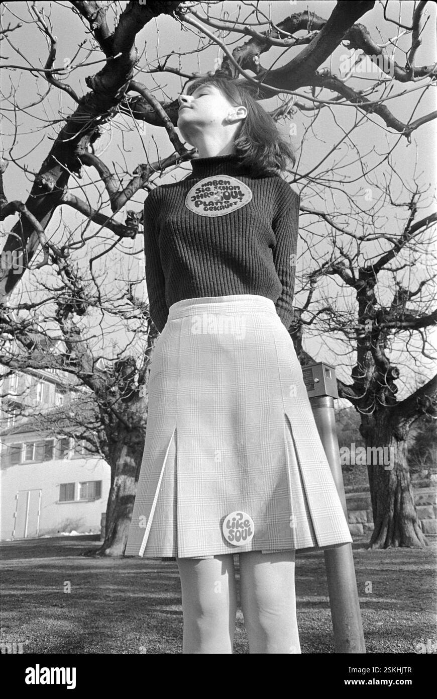 --- Junge Frau mit Button 'i Like Soul' 1968#giovane donna che indossa un bottone 'i Like Soul' 1968- RDB DI DUKAS Foto Stock