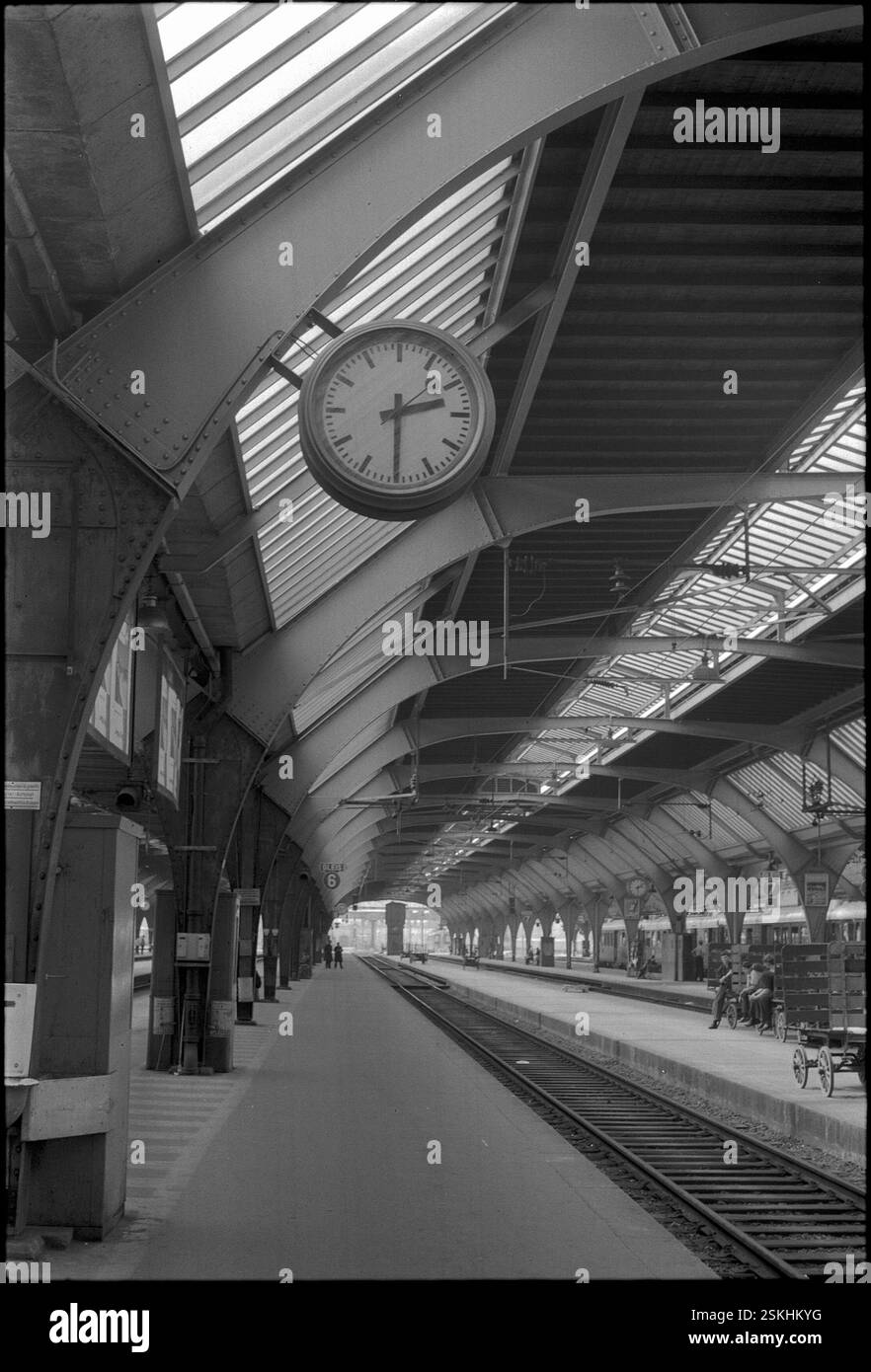 --- Zürcher Hauptbahnhof, 14 Uhr 30; 1968#stazione centrale di Zurigo 14,30 PM; 1968- RDB DI DUKAS Foto Stock