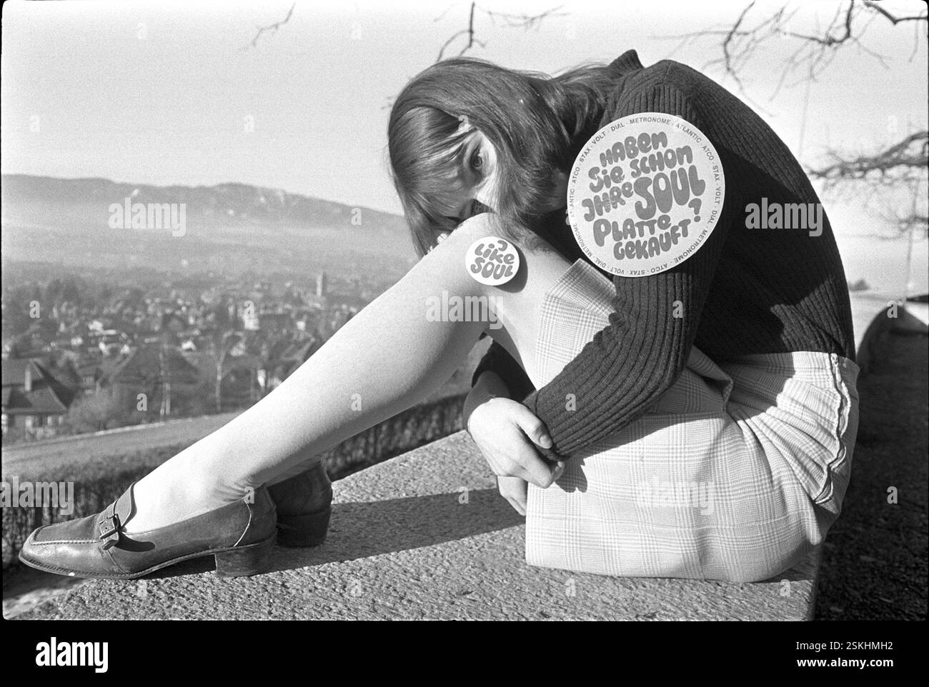 --- Junge Frau mit Button 'i Like Soul' 1968#giovane donna che indossa un bottone 'i Like Soul' 1968- RDB DI DUKAS Foto Stock