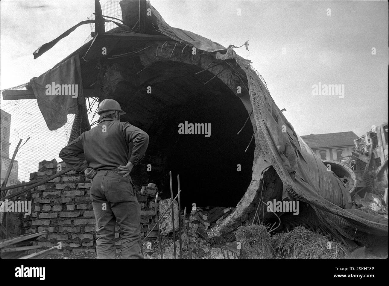 Sprengung--- Kaminsprengung im Löwenbräu-Areal, Zürich 1971#Blasting of the chimney in the Löwenbräu, Zürich 1971- RDB BY DUKAS Foto Stock