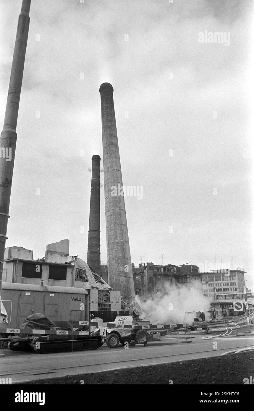 Sprengung--- Kaminsprengung im Löwenbräu-Areal, Zürich 1971#Blasting of the chimney in the Löwenbräu, Zürich 1971- RDB BY DUKAS Foto Stock