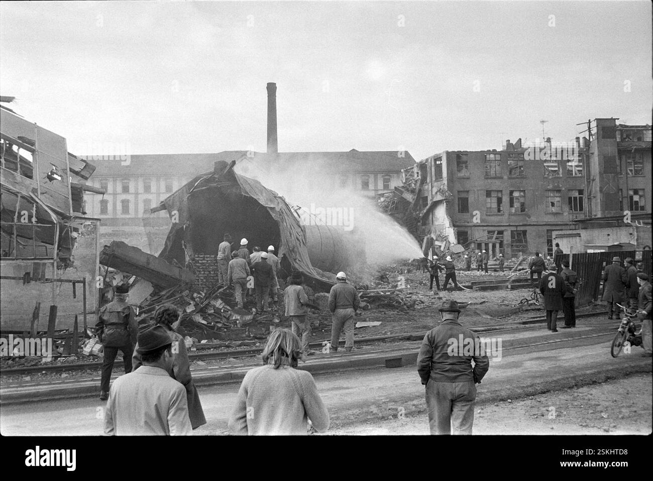 Sprengung--- Kaminsprengung im Löwenbräu-Areal, Zürich 1971#Blasting of the chimney in the Löwenbräu, Zürich 1971- RDB BY DUKAS Foto Stock