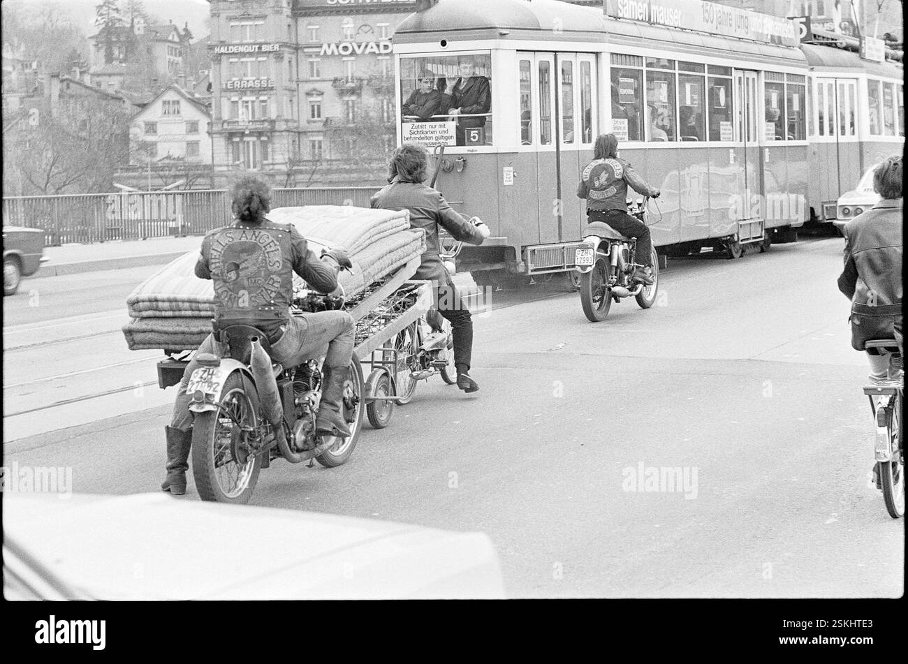 --- Jugendliche transportieren Matratzen auf Motorrad, 1970#giovani che trasportano materassi in moto 1970- RDB DI DUKAS Foto Stock