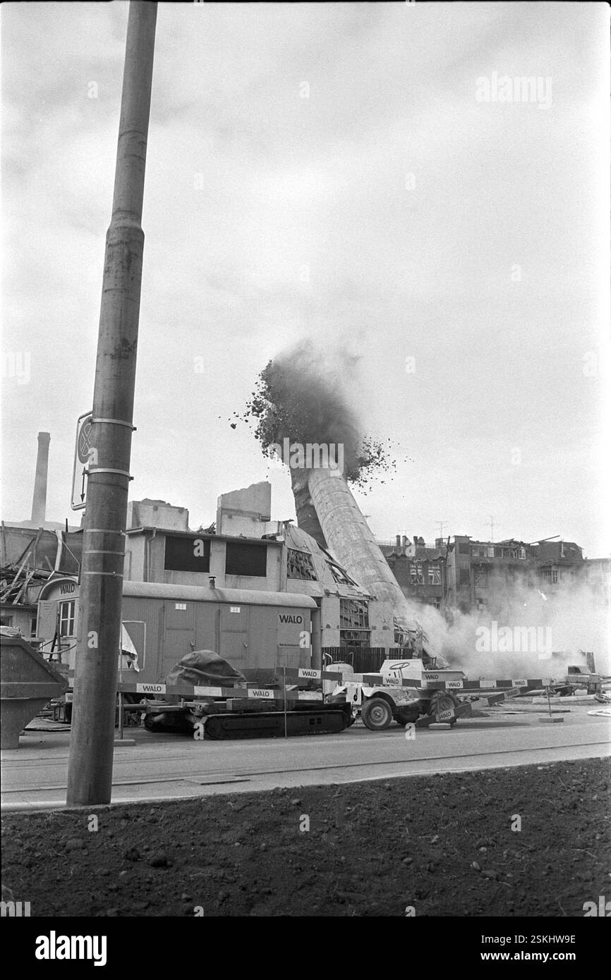 Sprengung--- Kaminsprengung im Löwenbräu-Areal, Zürich 1971#Blasting of the chimney in the Löwenbräu, Zürich 1971- RDB BY DUKAS Foto Stock