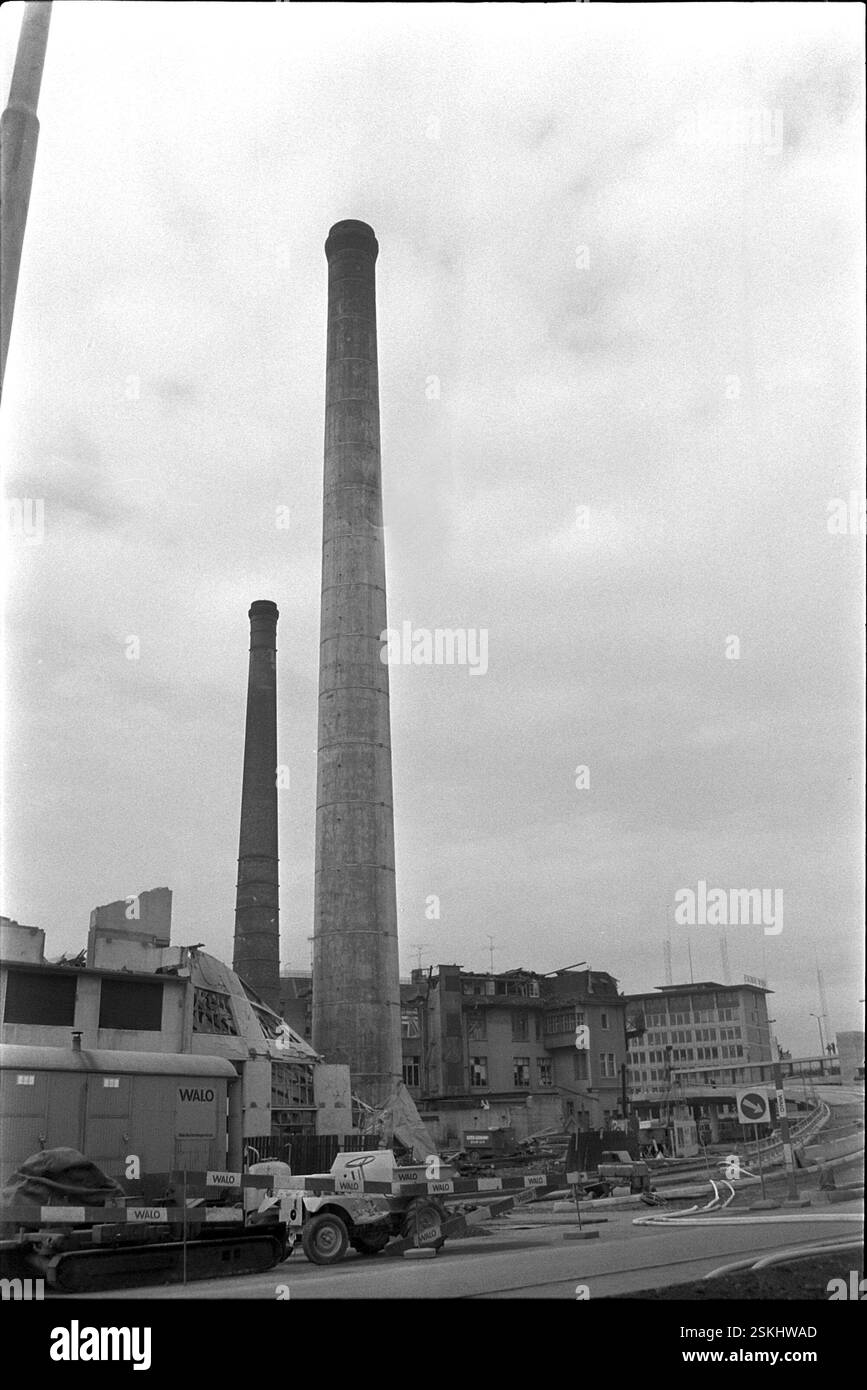 Sprengung--- Kaminsprengung im Löwenbräu-Areal, Zürich 1971#Blasting of the chimney in the Löwenbräu, Zürich 1971- RDB BY DUKAS Foto Stock
