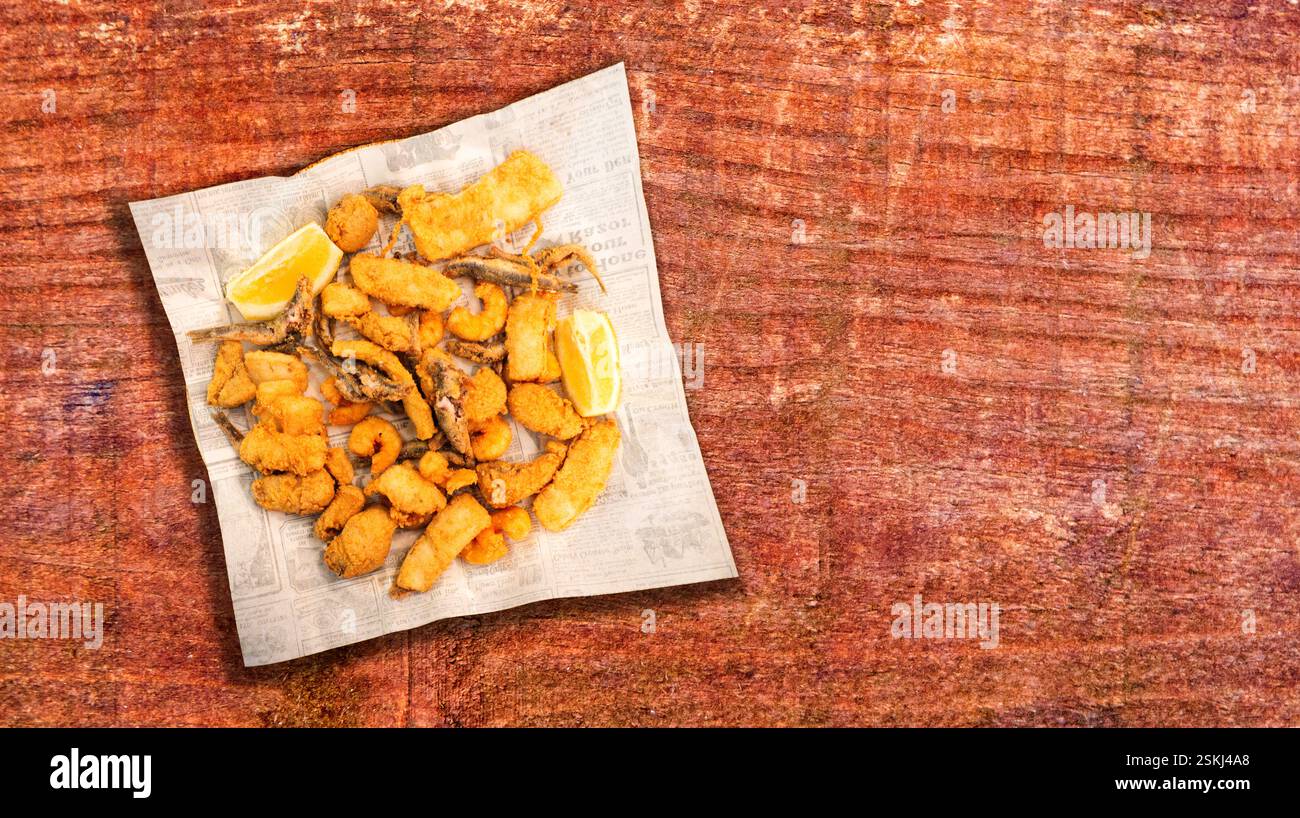 pescaíto Frito piatto tradizionale andaluso, pesce fritto spagnolo, cucina spagnola, gastronomia spagnola, Spagna, Europa Foto Stock