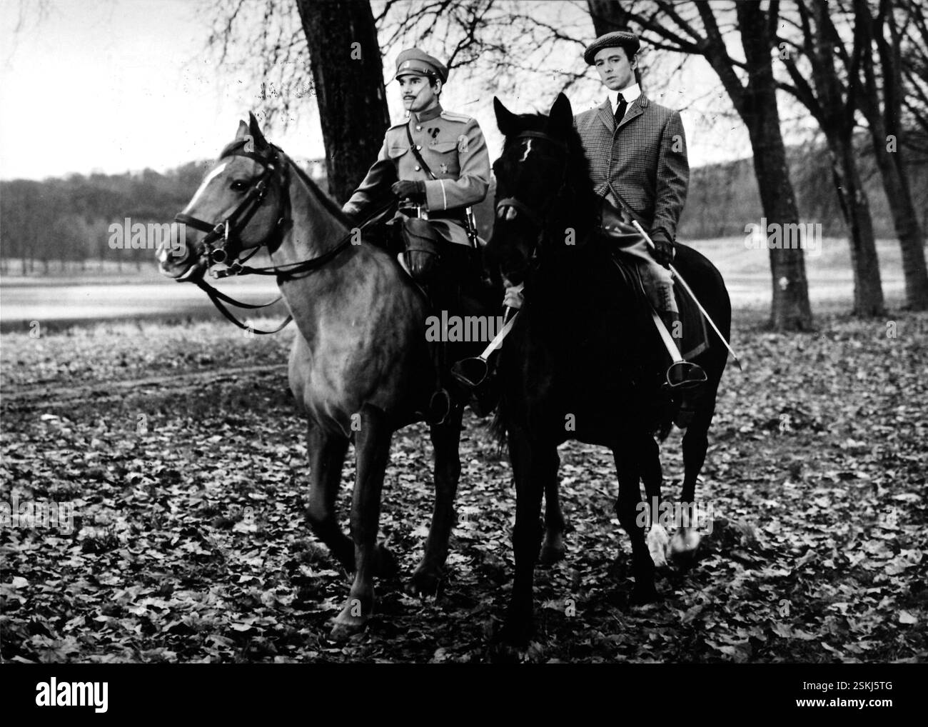 --- Robert Hossein, Peter McEnery in 'J'ai Tué Raspoutine' 1967#Robert Hossein, Peter McEnery in 'J'ai Tué Raspoutine' 1967- RDB DI DUKAS Foto Stock