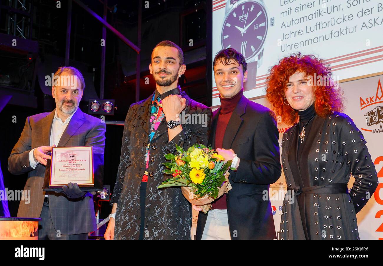 Leonard Burkhardt Preisträger, Martina Dold ASKANIA, Nabil Zebdji Laudator bei der 17. Premio Verleihung des ASKANIA in Quatsch Comedy Club Berlin. *** Leonard Burkhardt, Martina Dold ASKANIA, Nabil Zebdji, vincitore del premio ASKANIA alla 17a cerimonia di premiazione al Quatsch Comedy Club Berlin Foto Stock