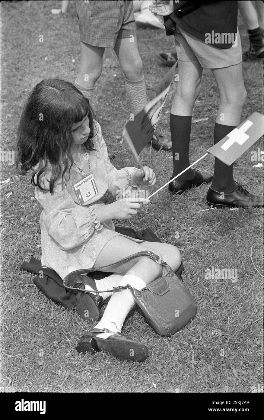 --- 'Amidro'; giornata dei bambini italiani; Mädchen mit Schweizer Fähnchen 1971#'Amidro'; giornata dei bambini italiani; ragazza con piccola bandiera svizzera 1971 Foto Stock