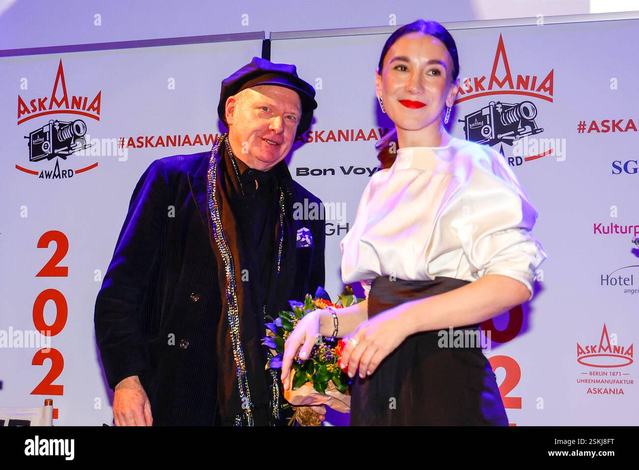 Herrmann Vaske Laudator, Sibel Kekilli Preisträgerin bei der 17. Premio Verleihung des ASKANIA in Quatsch Comedy Club Berlin. *** Olaudator Herrmann Vaske , vincitore del premio Sibel Kekilli alla 17° cerimonia di premiazione ASKANIA al Quatsch Comedy Club di Berlino Foto Stock