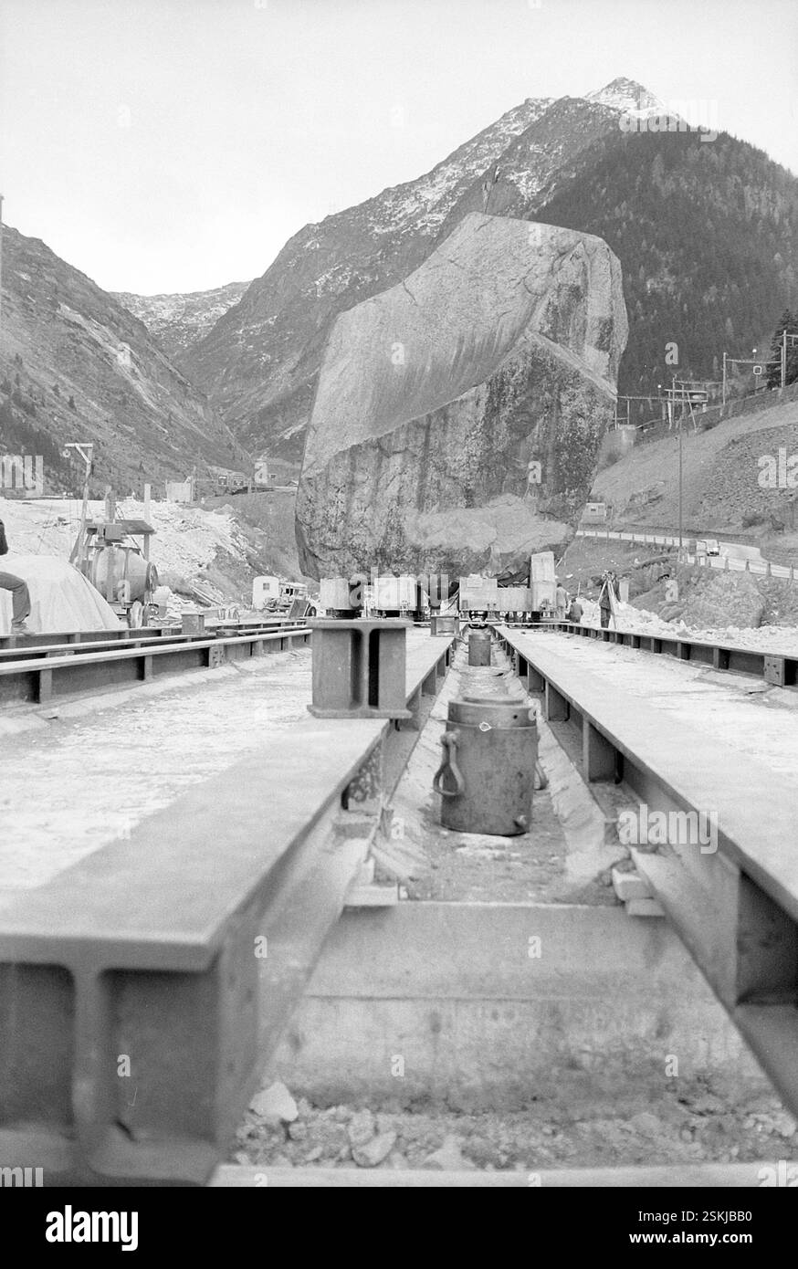 Der 220 Tonnen schwere sogenannte Teufelstein wird um 127 Meter verschoben. Er liegt direkt auf dem Trassee der Gotthardautobahn N2 (A2)#le 220 tonnellate 'Teufelstein' (pietra del Diavolo) vengono spostate di 127 metri per consentire la costruzione dell'autostrada Gottardo, autostrada N2 (A2)-- Felsbrocken 'Teufelstein' wird verschoben, Göschenen 1973#Rock 'Teufelstein' (pietra del Diavolo) è stato spostato Göschenen DA RDB-1973 Foto Stock