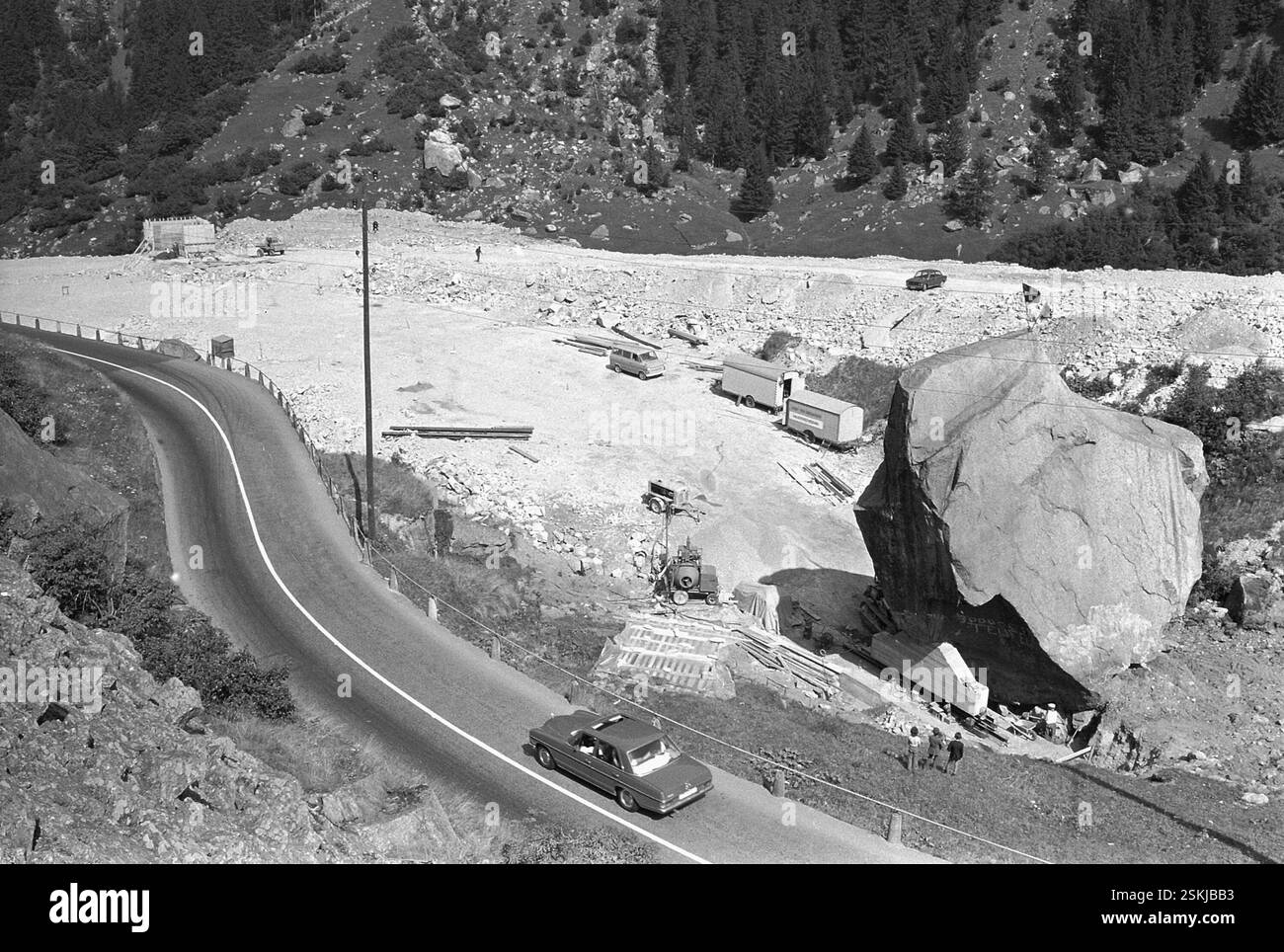 Der 220 Tonnen schwere sogenannte Teufelstein wird um 127 Meter verschoben. Er liegt direkt auf dem Trassee der Gotthardautobahn N2 (A2)#le 220 tonnellate 'Teufelstein' (pietra del Diavolo) vengono spostate di 127 metri per consentire la costruzione dell'autostrada Gottardo, autostrada N2 (A2)-- Felsbrocken 'Teufelstein' wird verschoben, Göschenen 1973#Rock 'Teufelstein' (pietra del Diavolo) è stato spostato Göschenen DA RDB-1973 Foto Stock