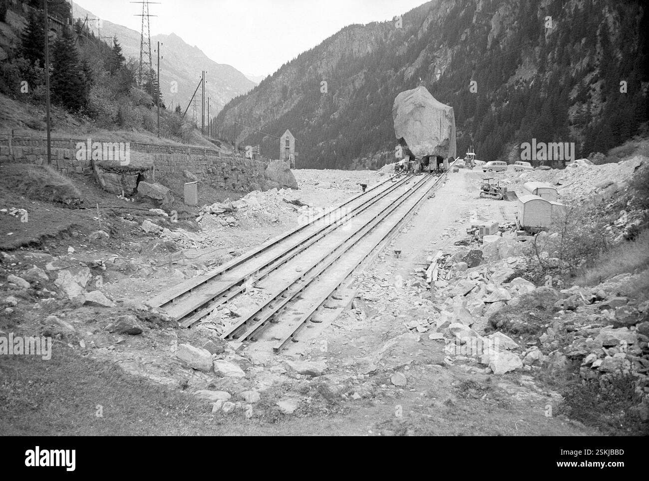 Der 220 Tonnen schwere sogenannte Teufelstein wird um 127 Meter verschoben. Er liegt direkt auf dem Trassee der Gotthardautobahn N2 (A2)#le 220 tonnellate 'Teufelstein' (pietra del Diavolo) vengono spostate di 127 metri per consentire la costruzione dell'autostrada Gottardo, autostrada N2 (A2)-- Felsbrocken 'Teufelstein' wird verschoben, Göschenen 1973#Rock 'Teufelstein' (pietra del Diavolo) è stato spostato Göschenen DA RDB-1973 Foto Stock