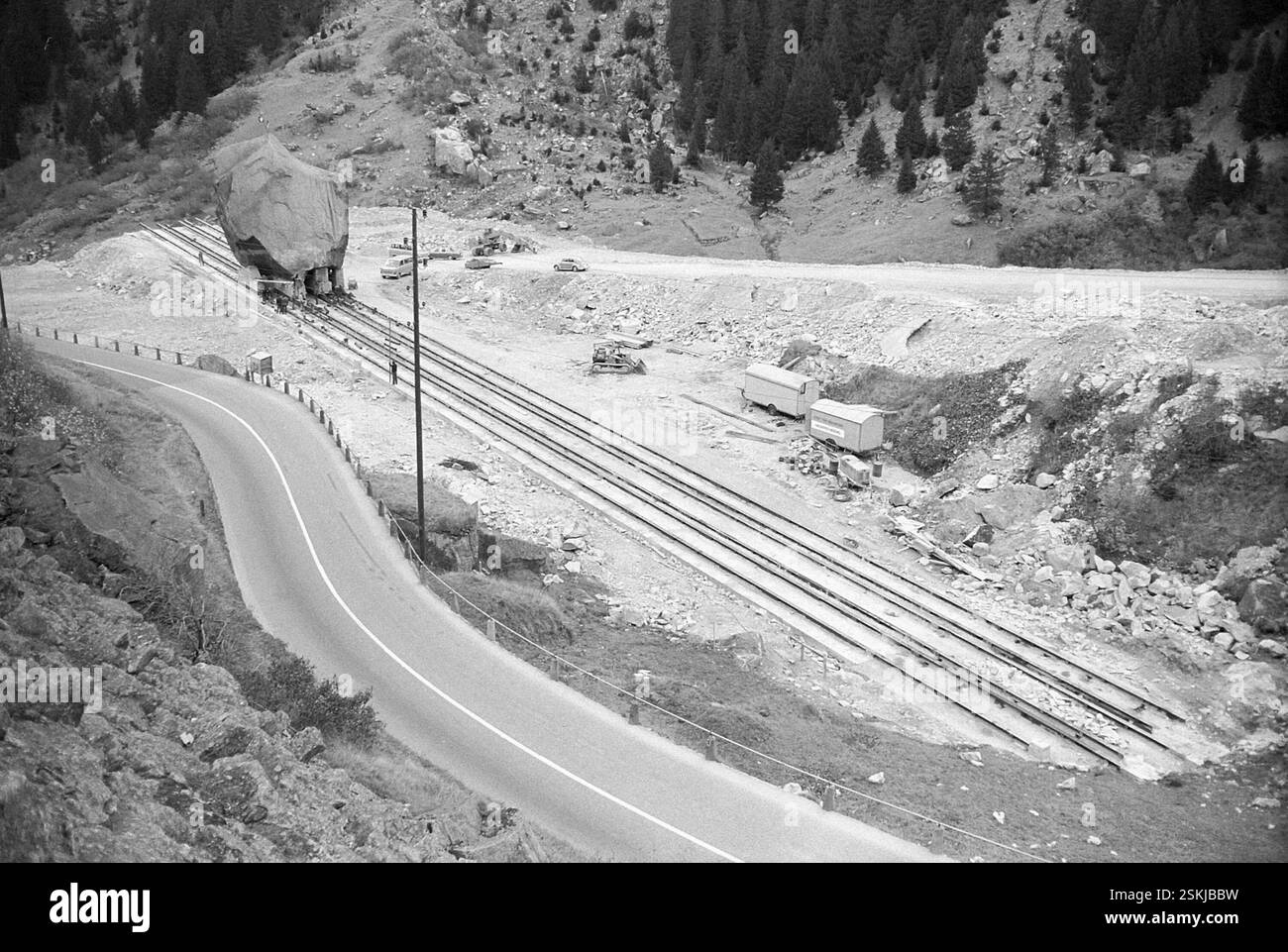 Der 220 Tonnen schwere sogenannte Teufelstein wird um 127 Meter verschoben. Er liegt direkt auf dem Trassee der Gotthardautobahn N2 (A2)#le 220 tonnellate 'Teufelstein' (pietra del Diavolo) vengono spostate di 127 metri per consentire la costruzione dell'autostrada Gottardo, autostrada N2 (A2)-- Felsbrocken 'Teufelstein' wird verschoben, Göschenen 1973#Rock 'Teufelstein' (pietra del Diavolo) è stato spostato Göschenen DA RDB-1973 Foto Stock