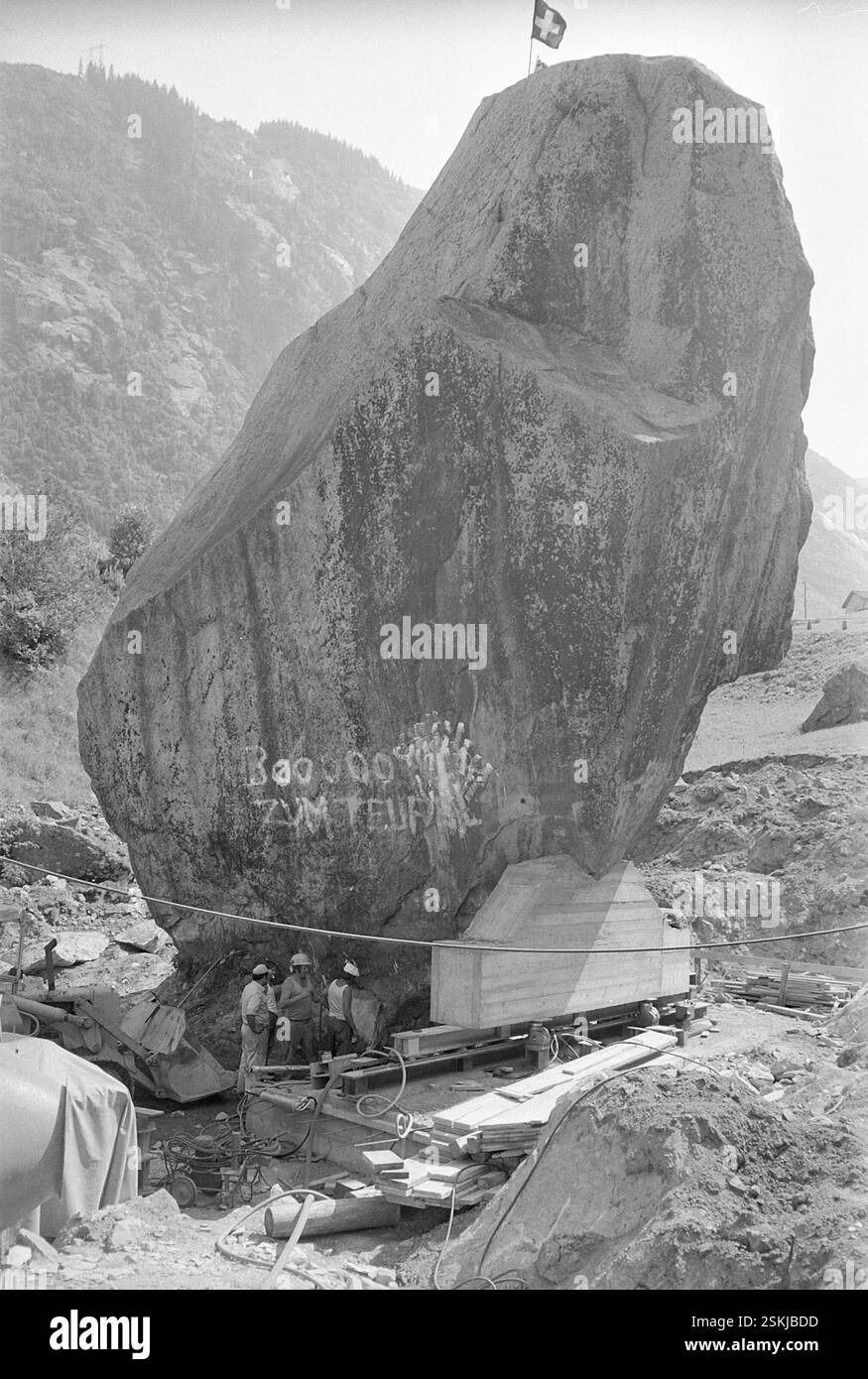Der 220 Tonnen schwere sogenannte Teufelstein wird um 127 Meter verschoben. Er liegt direkt auf dem Trassee der Gotthardautobahn N2 (A2)#le 220 tonnellate 'Teufelstein' (pietra del Diavolo) vengono spostate di 127 metri per consentire la costruzione dell'autostrada Gottardo, autostrada N2 (A2)-- Felsbrocken 'Teufelstein' wird verschoben, Göschenen 1973#Rock 'Teufelstein' (pietra del Diavolo) è stato spostato Göschenen DA RDB-1973 Foto Stock