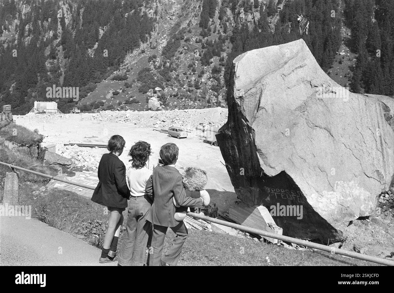 Der 220 Tonnen schwere sogenannte Teufelstein wird um 127 Meter verschoben. Er liegt direkt auf dem Trassee der Gotthardautobahn N2 (A2)#le 220 tonnellate 'Teufelstein' (pietra del Diavolo) vengono spostate di 127 metri per consentire la costruzione dell'autostrada Gottardo, autostrada N2 (A2)-- Felsbrocken 'Teufelstein' wird verschoben, Göschenen 1973#Rock 'Teufelstein' (pietra del Diavolo) è stato spostato Göschenen DA RDB-1973 Foto Stock