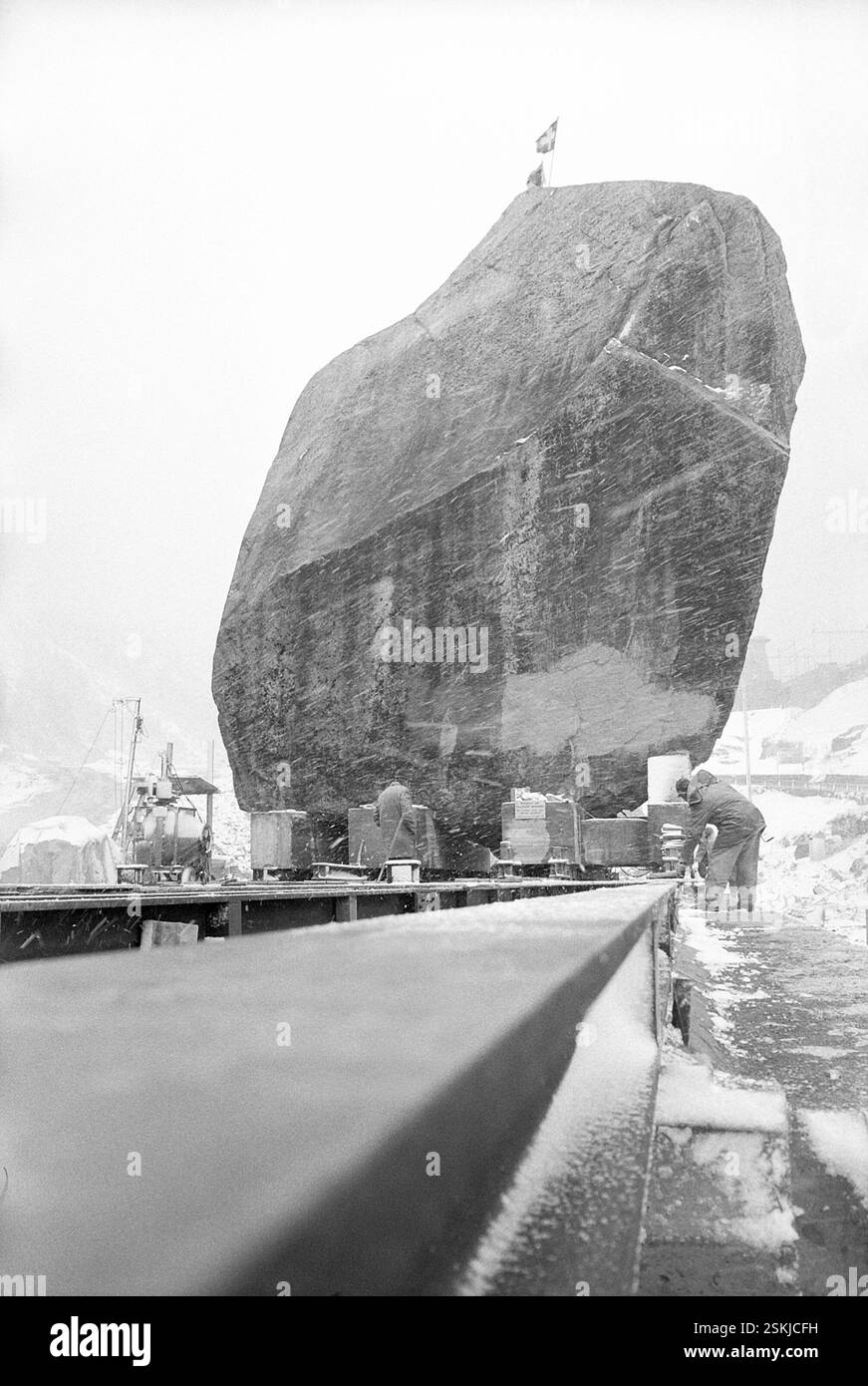 Der 220 Tonnen schwere sogenannte Teufelstein wird um 127 Meter verschoben. Er liegt direkt auf dem Trassee der Gotthardautobahn N2 (A2)#le 220 tonnellate 'Teufelstein' (pietra del Diavolo) vengono spostate di 127 metri per consentire la costruzione dell'autostrada Gottardo, autostrada N2 (A2)-- Felsbrocken 'Teufelstein' wird verschoben, Göschenen 1973#Rock 'Teufelstein' (pietra del Diavolo) è stato spostato Göschenen DA RDB-1973 Foto Stock