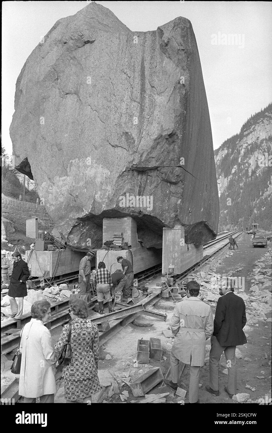Der 220 Tonnen schwere sogenannte Teufelstein wird um 127 Meter verschoben. Er liegt direkt auf dem Trassee der Gotthardautobahn N2 (A2); Teufelsstein#le 220 tonnellate di "Teufelstein" (pietra del Diavolo) vengono spostate di 127 metri per consentire la costruzione dell'autostrada del Gottardo, autostrada N2 (A2)-- Felsbrocken 'Teufelstein' wird verschoben, Göschenen 1973#Rock 'Teufelstein 'Teufelstein' è stato spostato Göschenen DA DB DUKSTEIN' DUKSTEIN' (1973) Foto Stock