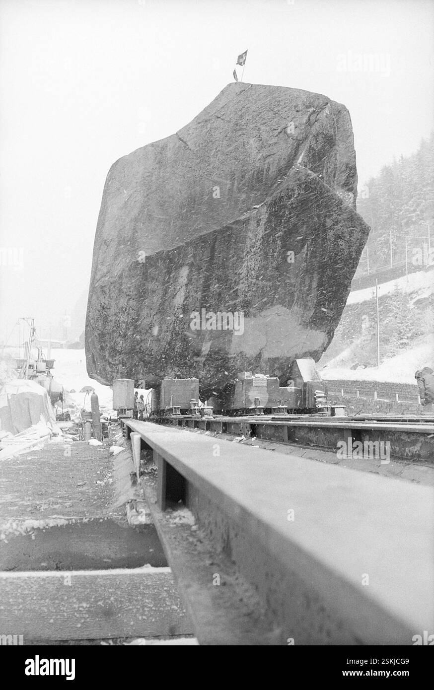 Der 220 Tonnen schwere sogenannte Teufelstein wird um 127 Meter verschoben. Er liegt direkt auf dem Trassee der Gotthardautobahn N2 (A2)#le 220 tonnellate 'Teufelstein' (pietra del Diavolo) vengono spostate di 127 metri per consentire la costruzione dell'autostrada Gottardo, autostrada N2 (A2)-- Felsbrocken 'Teufelstein' wird verschoben, Göschenen 1973#Rock 'Teufelstein' (pietra del Diavolo) è stato spostato Göschenen DA RDB-1973 Foto Stock