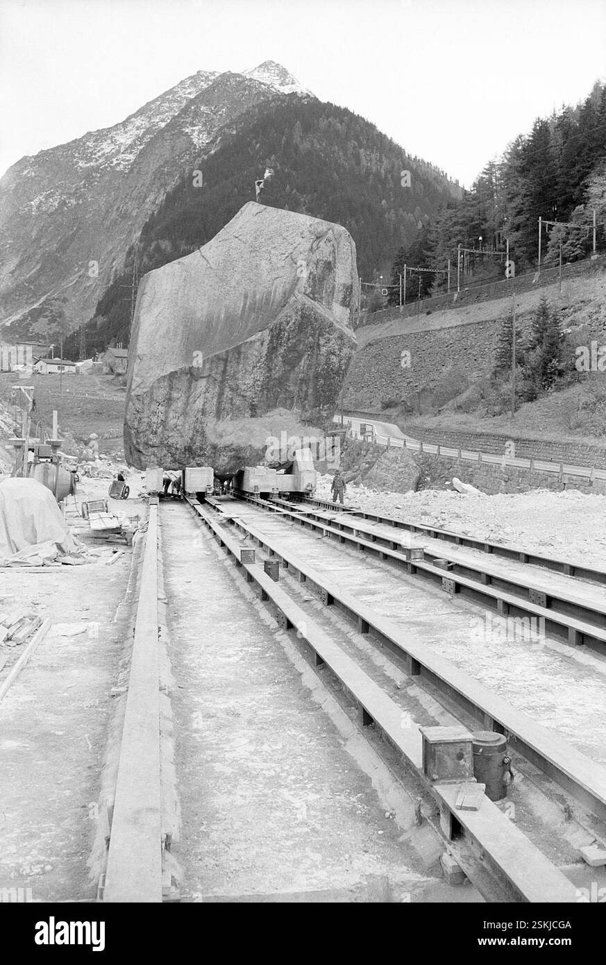 Der 220 Tonnen schwere sogenannte Teufelstein wird um 127 Meter verschoben. Er liegt direkt auf dem Trassee der Gotthardautobahn N2 (A2)#le 220 tonnellate 'Teufelstein' (pietra del Diavolo) vengono spostate di 127 metri per consentire la costruzione dell'autostrada Gottardo, autostrada N2 (A2)-- Felsbrocken 'Teufelstein' wird verschoben, Göschenen 1973#Rock 'Teufelstein' (pietra del Diavolo) è stato spostato Göschenen DA RDB-1973 Foto Stock