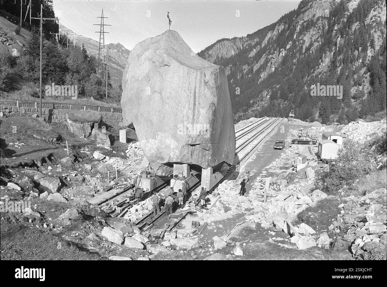 Der 220 Tonnen schwere sogenannte Teufelstein wird um 127 Meter verschoben. Er liegt direkt auf dem Trassee der Gotthardautobahn N2 (A2); Teufelsstein#le 220 tonnellate di "Teufelstein" (pietra del Diavolo) vengono spostate di 127 metri per consentire la costruzione dell'autostrada del Gottardo, autostrada N2 (A2)-- Felsbrocken 'Teufelstein' wird verschoben, Göschenen 1973#Rock 'Teufelstein 'Teufelstein' è stato spostato Göschenen DA DB DUKSTEIN' DUKSTEIN' (1973) Foto Stock