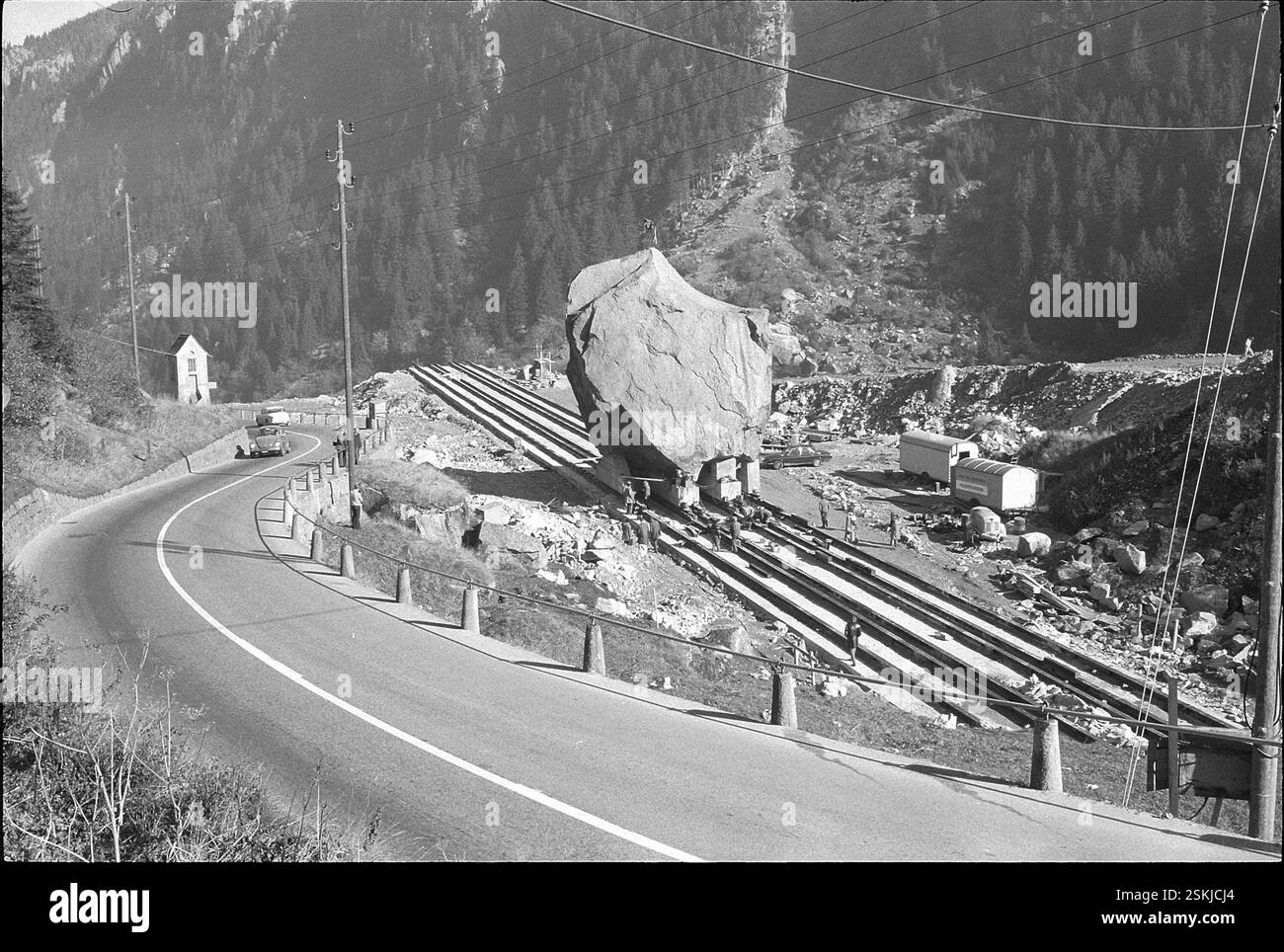 Der 220 Tonnen schwere sogenannte Teufelstein wird um 127 Meter verschoben. Er liegt direkt auf dem Trassee der Gotthardautobahn N2 (A2); Teufelsstein#le 220 tonnellate di "Teufelstein" (pietra del Diavolo) vengono spostate di 127 metri per consentire la costruzione dell'autostrada del Gottardo, autostrada N2 (A2)-- Felsbrocken 'Teufelstein' wird verschoben, Göschenen 1973#Rock 'Teufelstein 'Teufelstein' è stato spostato Göschenen DA DB DUKSTEIN' DUKSTEIN' (1973) Foto Stock