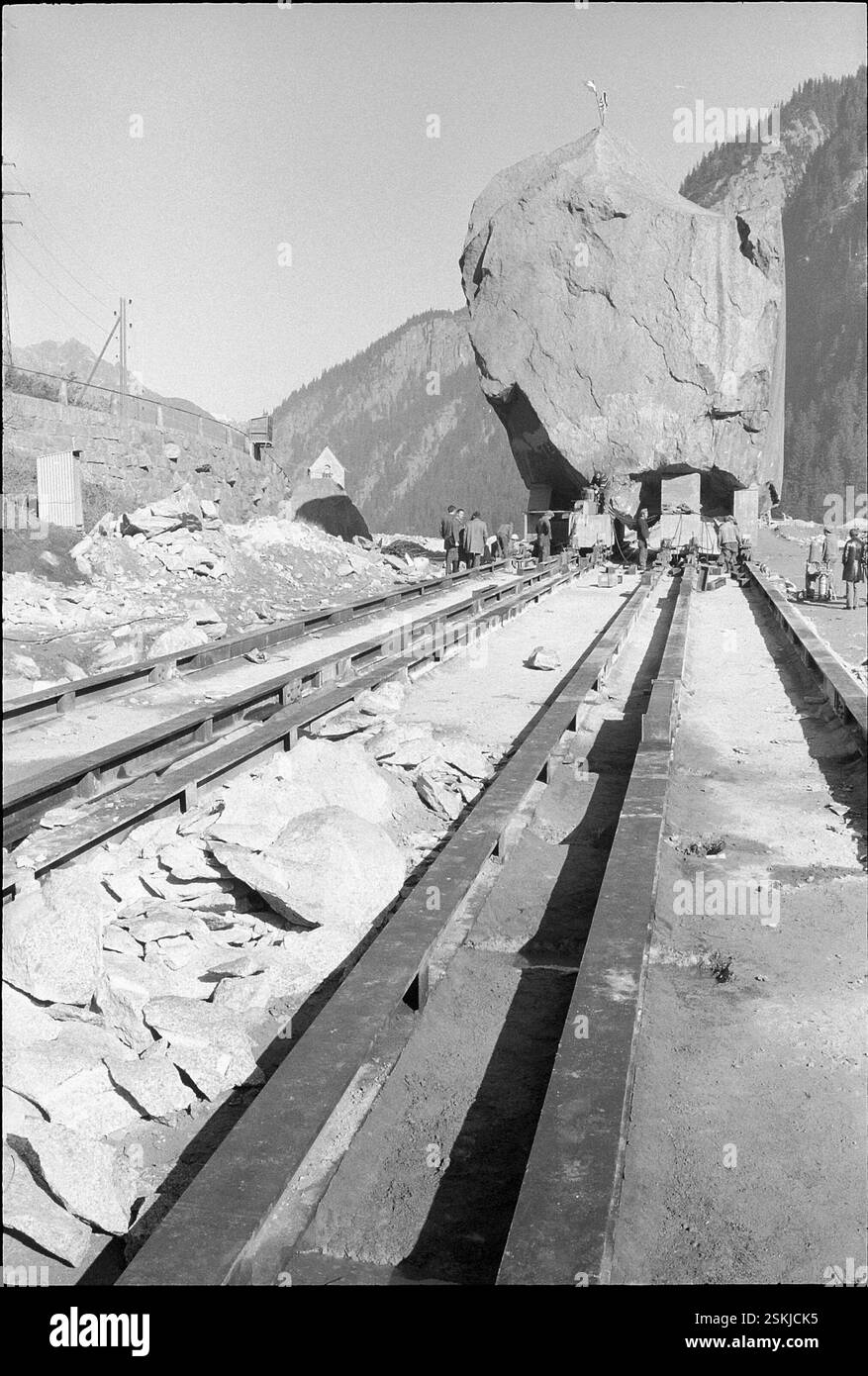 Der 220 Tonnen schwere sogenannte Teufelstein wird um 127 Meter verschoben. Er liegt direkt auf dem Trassee der Gotthardautobahn N2 (A2); Teufelsstein#le 220 tonnellate di "Teufelstein" (pietra del Diavolo) vengono spostate di 127 metri per consentire la costruzione dell'autostrada del Gottardo, autostrada N2 (A2)-- Felsbrocken 'Teufelstein' wird verschoben, Göschenen 1973#Rock 'Teufelstein 'Teufelstein' è stato spostato Göschenen DA DB DUKSTEIN' DUKSTEIN' (1973) Foto Stock