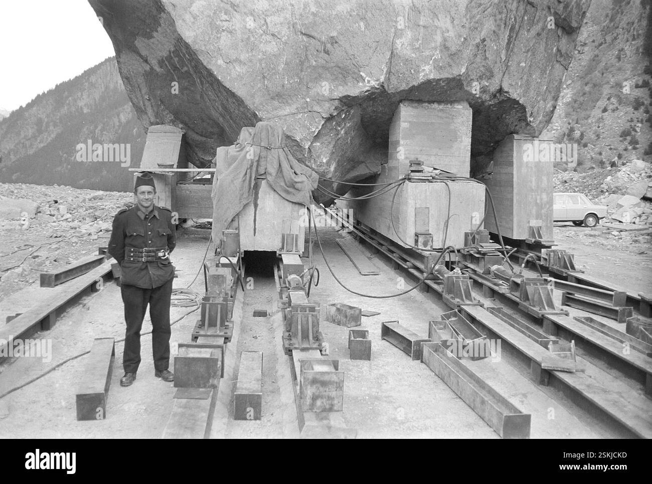 Der 220 Tonnen schwere sogenannte Teufelstein wird um 127 Meter verschoben. Er liegt direkt auf dem Trassee der Gotthardautobahn N2 (A2)#le 220 tonnellate 'Teufelstein' (pietra del Diavolo) vengono spostate di 127 metri per consentire la costruzione dell'autostrada Gottardo, autostrada N2 (A2)-- Felsbrocken 'Teufelstein' wird verschoben, Göschenen 1973#Rock 'Teufelstein' (pietra del Diavolo) è stato spostato Göschenen DA RDB-1973 Foto Stock