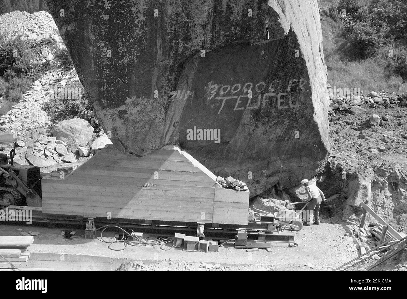 Der 220 Tonnen schwere sogenannte Teufelstein wird um 127 Meter verschoben. Er liegt direkt auf dem Trassee der Gotthardautobahn N2 (A2)#le 220 tonnellate 'Teufelstein' (pietra del Diavolo) vengono spostate di 127 metri per consentire la costruzione dell'autostrada Gottardo, autostrada N2 (A2)-- Felsbrocken 'Teufelstein' wird verschoben, Göschenen 1973#Rock 'Teufelstein' (pietra del Diavolo) è stato spostato Göschenen DA RDB-1973 Foto Stock
