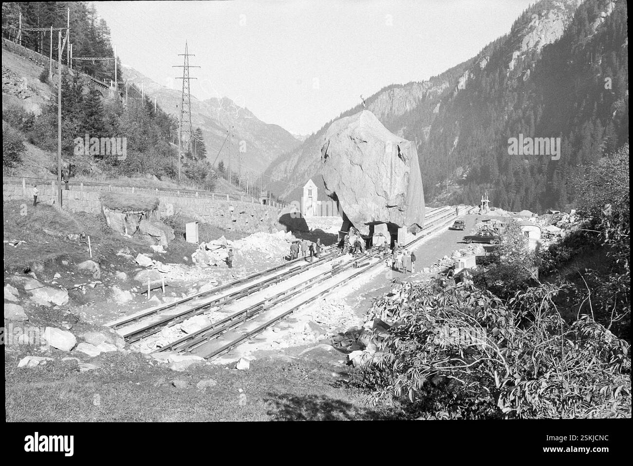 Der 220 Tonnen schwere sogenannte Teufelstein wird um 127 Meter verschoben. Er liegt direkt auf dem Trassee der Gotthardautobahn N2 (A2); Teufelsstein#le 220 tonnellate di "Teufelstein" (pietra del Diavolo) vengono spostate di 127 metri per consentire la costruzione dell'autostrada del Gottardo, autostrada N2 (A2)-- Felsbrocken 'Teufelstein' wird verschoben, Göschenen 1973#Rock 'Teufelstein 'Teufelstein' è stato spostato Göschenen DA DB DUKSTEIN' DUKSTEIN' (1973) Foto Stock
