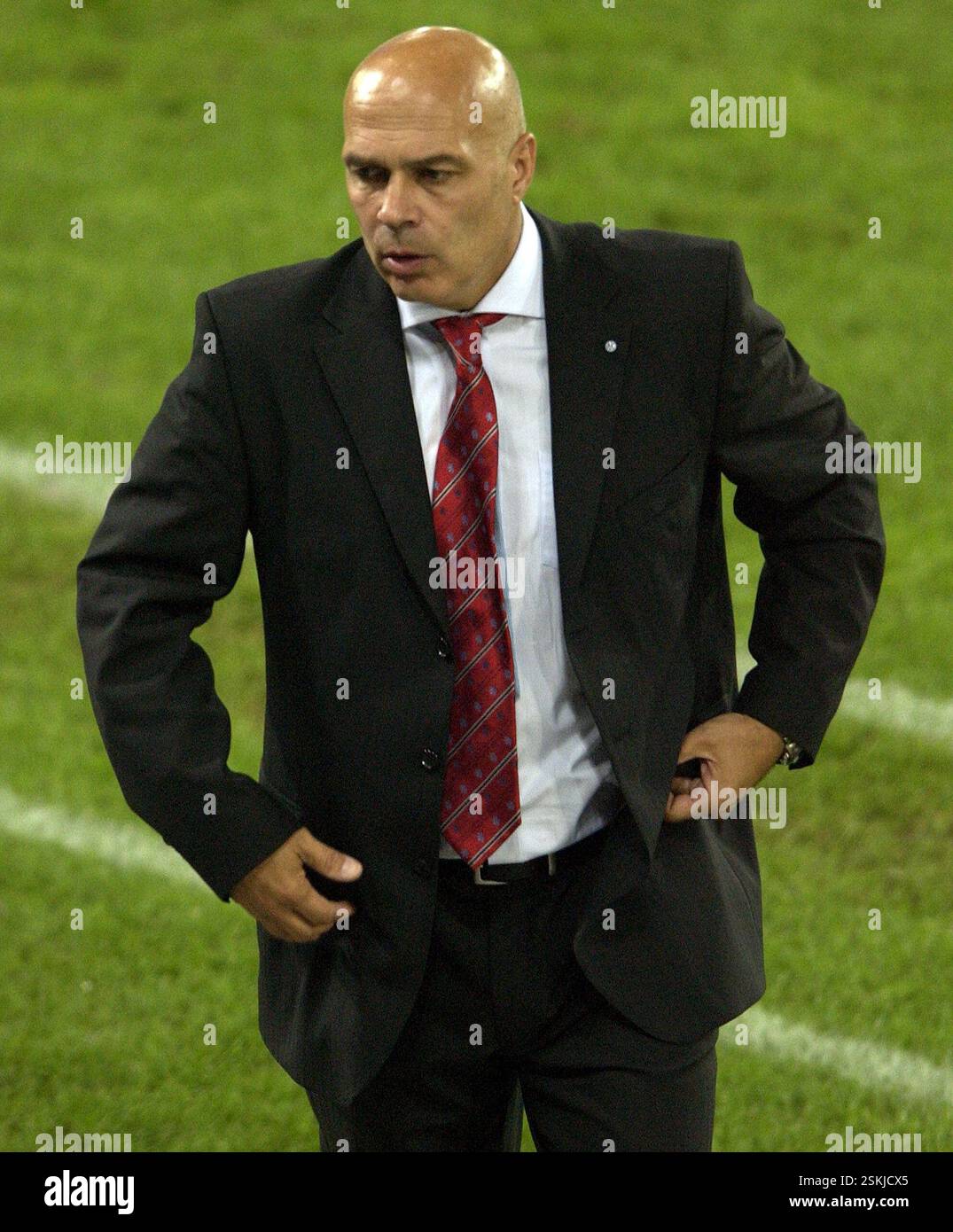 FOTO: WALTER L. KELLER, 10.8,2005, BASILEA: CHAMPIONS-LEAGUE QUALIFIKATIONSSPIEL, 3.RUNDE, HINSPIEL. FC BASILEA - SV WERDER BREMA 2:1. DER BASEL-TRAINER CHRISTIAN GROSS UNMITTELBAR VOR DEM SCHLUSSPFIFF Foto Stock