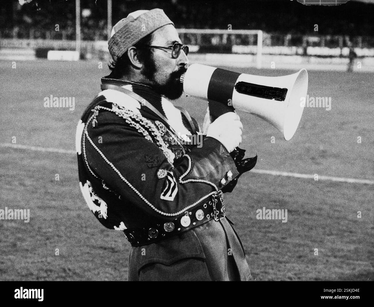 --- Meistercup 1976/77: FCZ - Glasgow Rangers; FCZ-fan Adolf Kaufmann mit Megaphon#European Champions Cup 1976/77: FCZ - Glasgow Rangers; FCZ tifo leader Adolf Kaufmann con il suo megafono Foto Stock