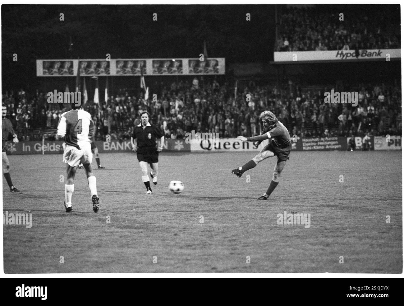 --- NLA 1973/74: Cavallette Zürich - FC Basilea; Karl Odermatt#NLA 1973/74: Cavallette Zurigo - FC Basilea; Karl Odermatt Foto Stock
